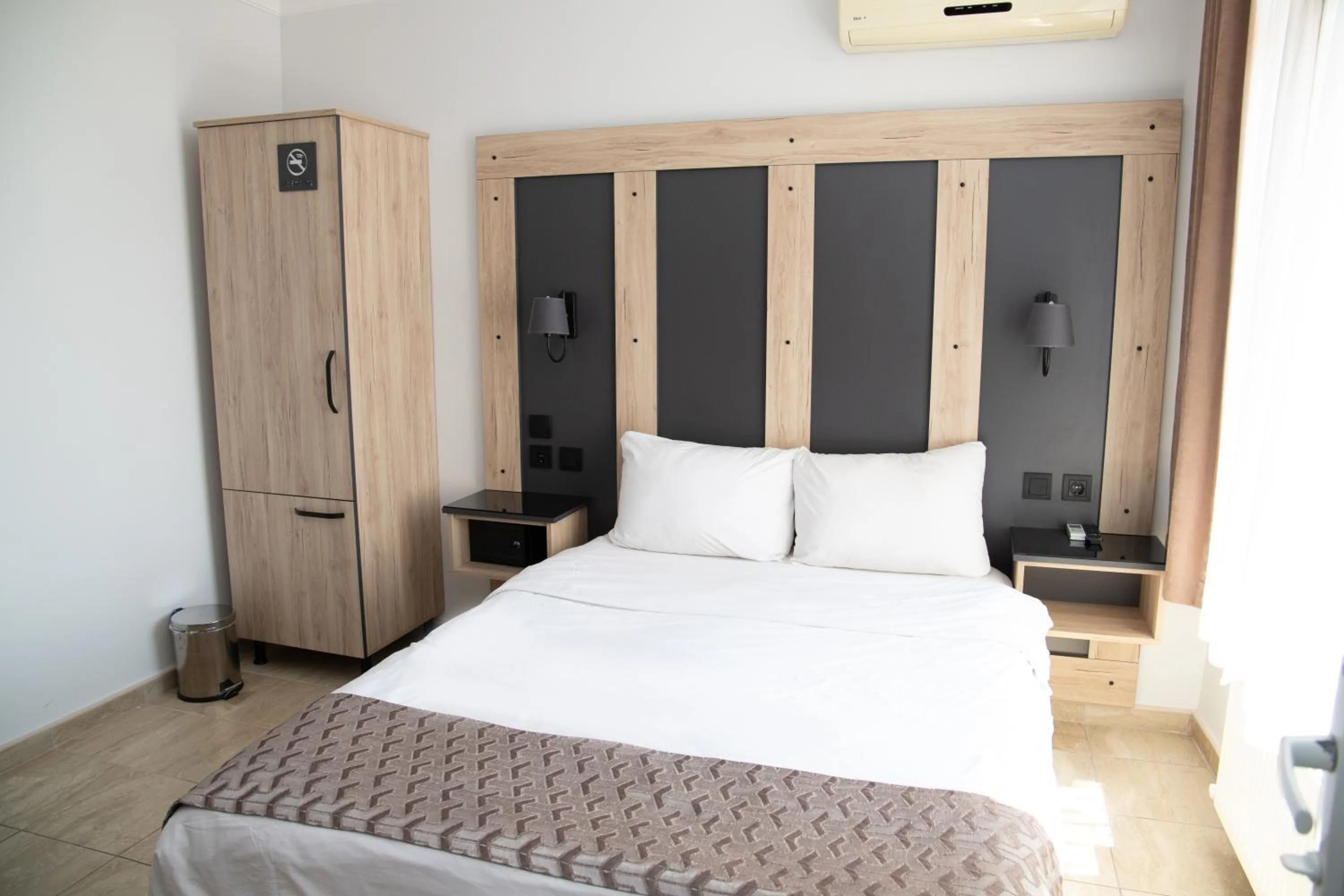 Photo of the whole room, Bed in Galley Hotel