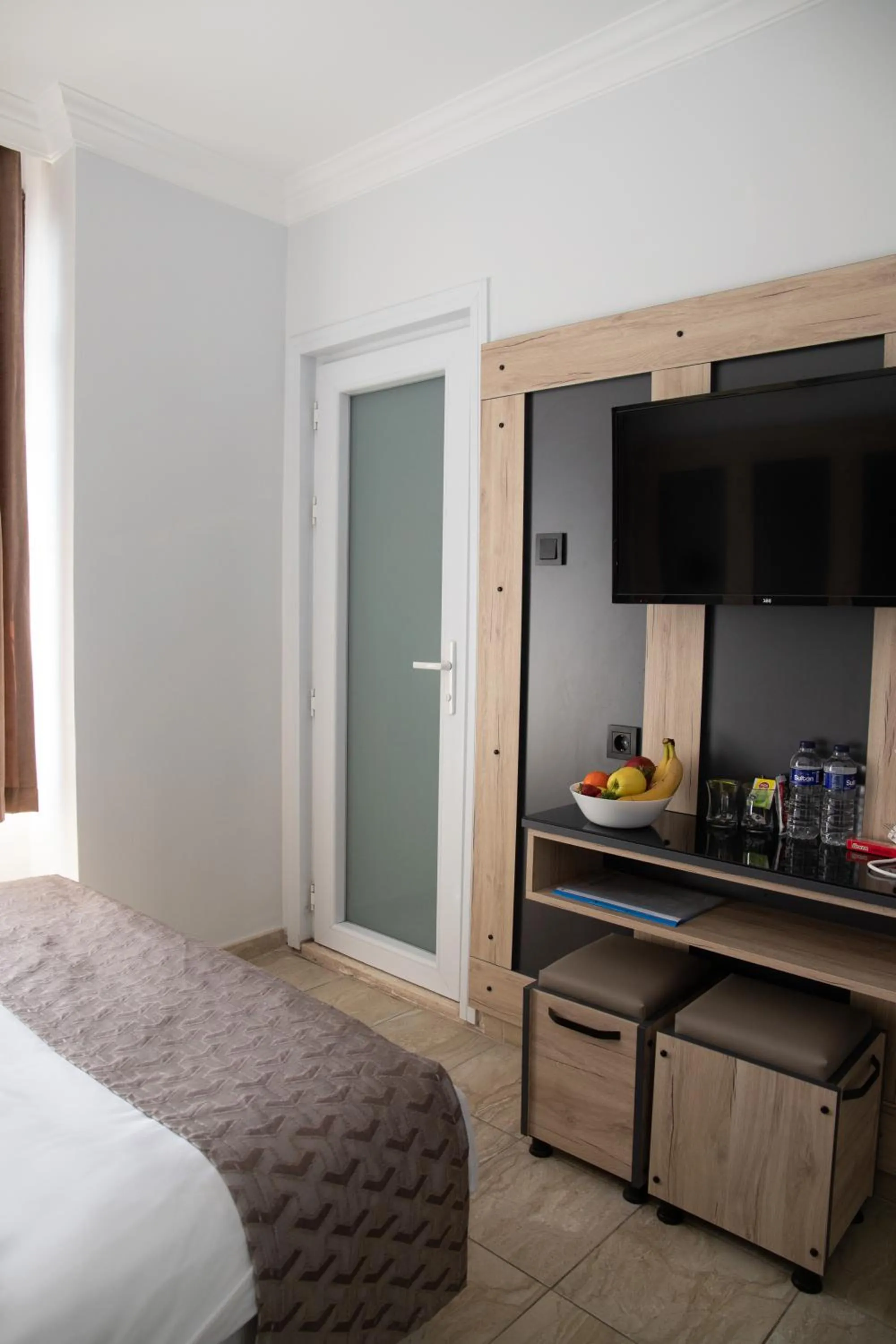 Photo of the whole room, Bed in Galley Hotel