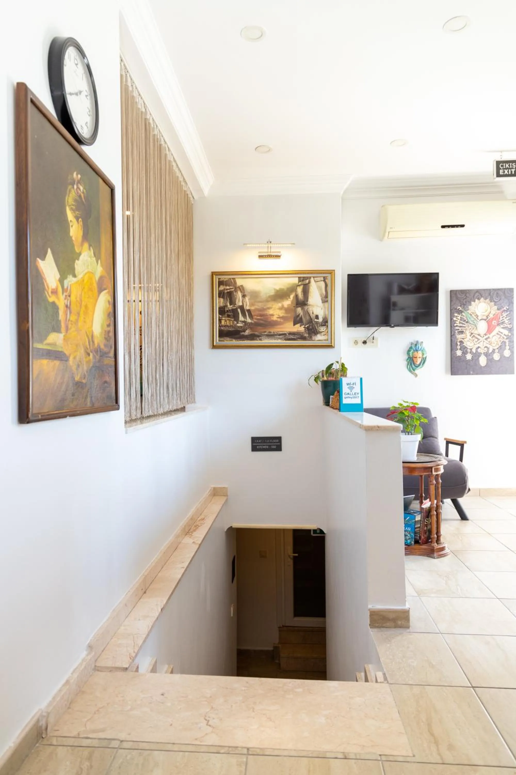 Communal lounge/ TV room in Galley Hotel