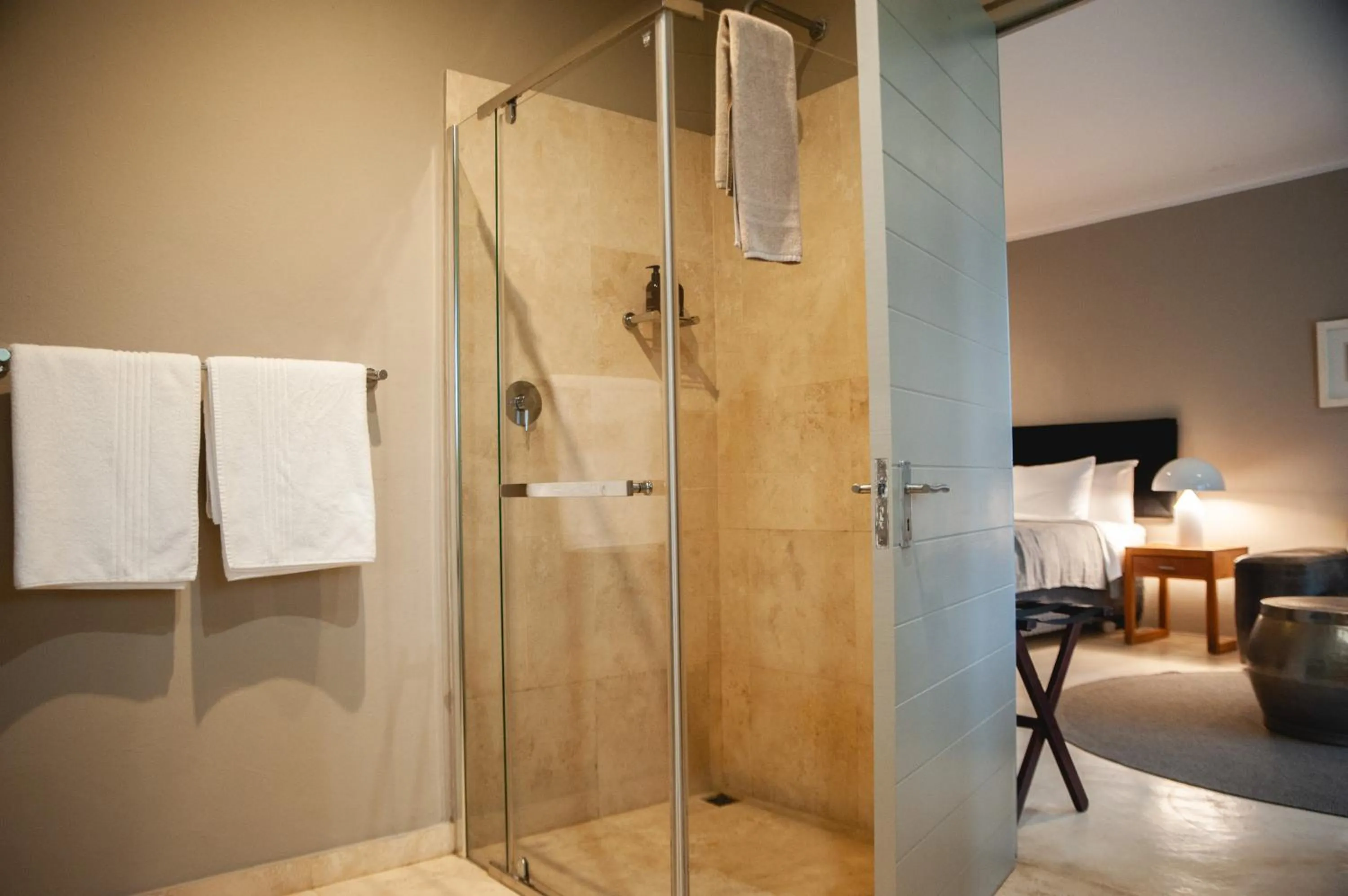 Bathroom, Bed in Mo & Rose's Nature Retreat