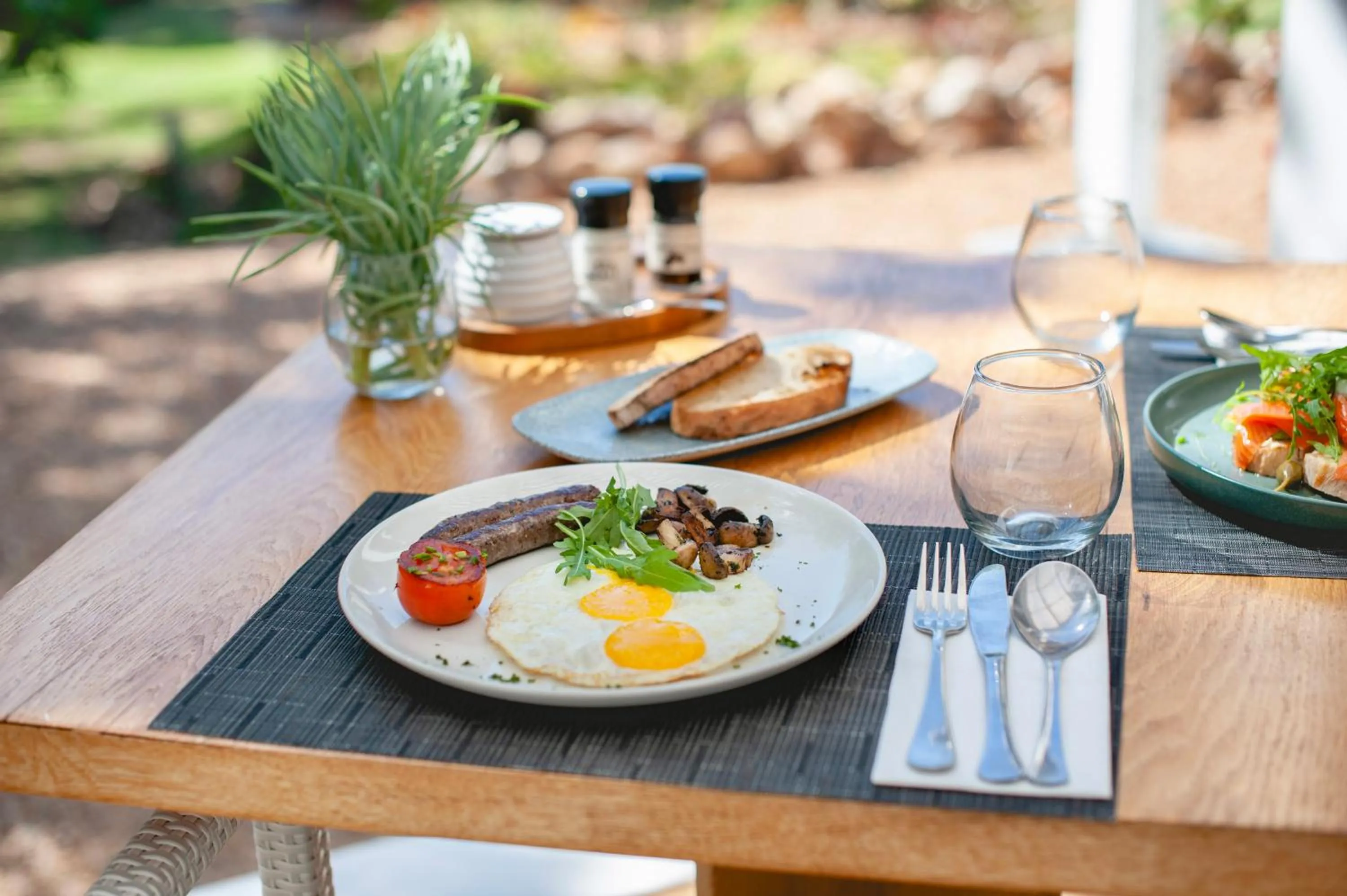 Breakfast in Mo & Rose's Nature Retreat
