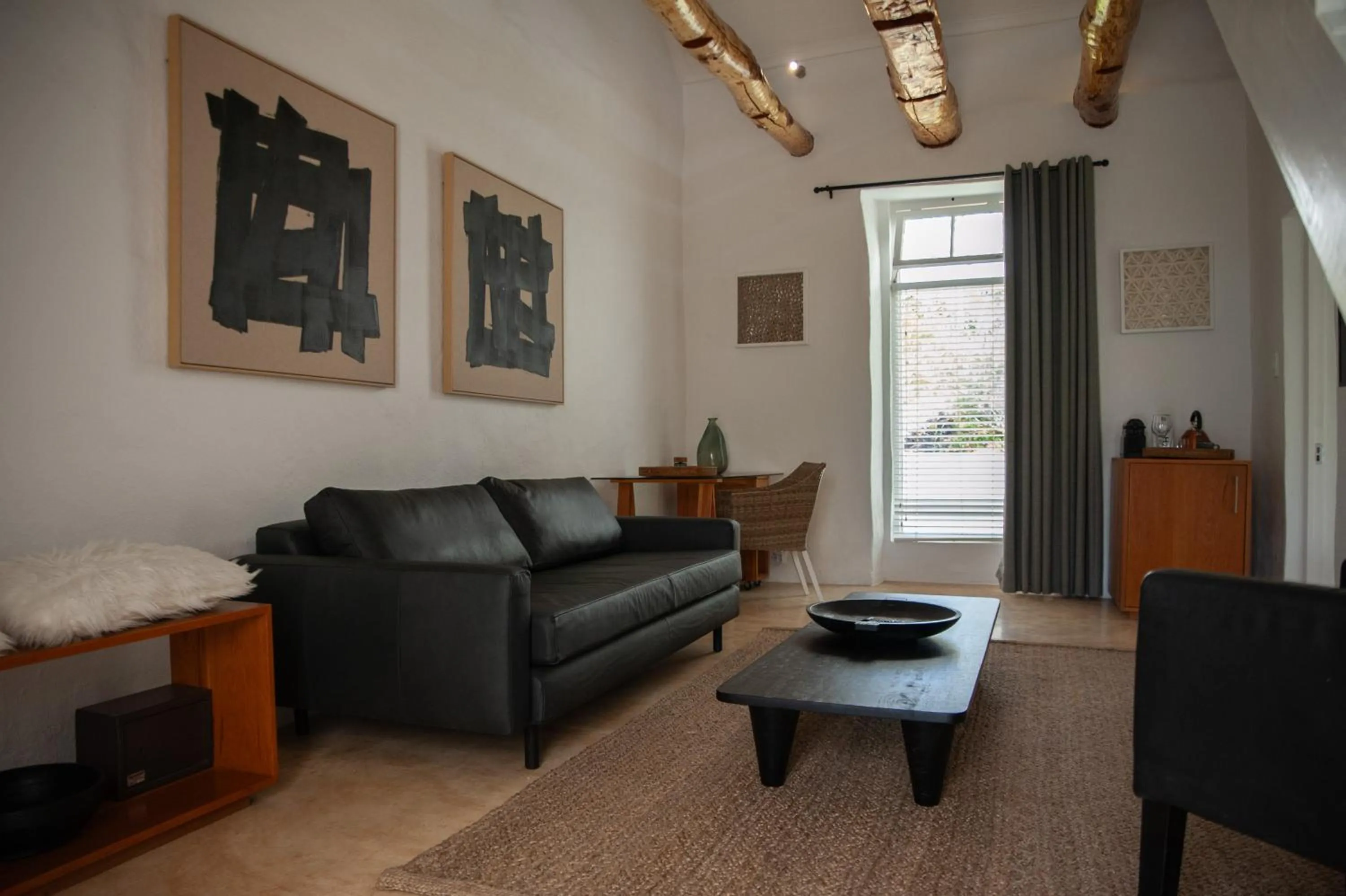 Lounge or bar in Mo & Rose's Nature Retreat