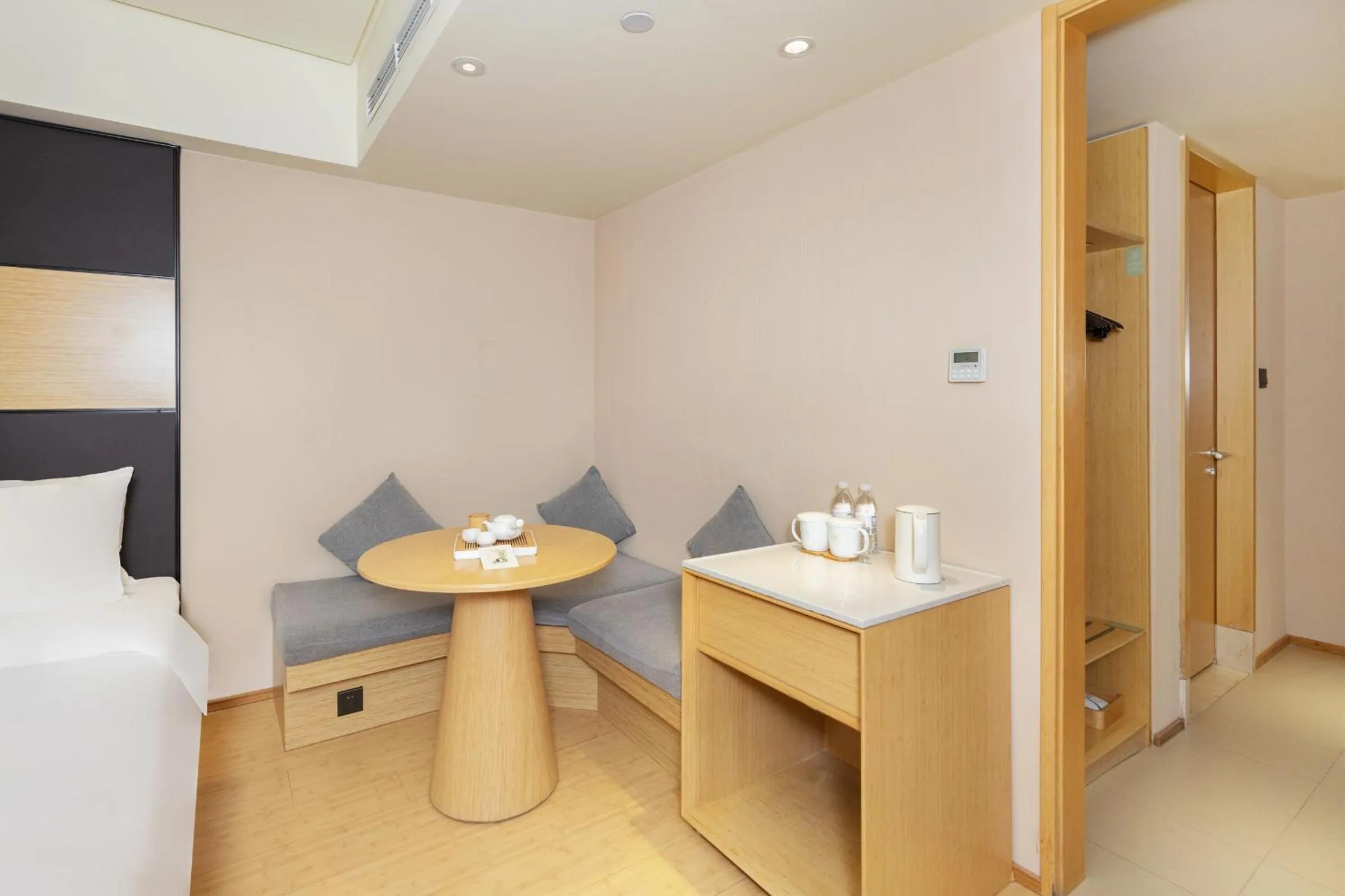 Coffee/tea facilities, Bed in Ji Hotel Temple of Heaven Beijing