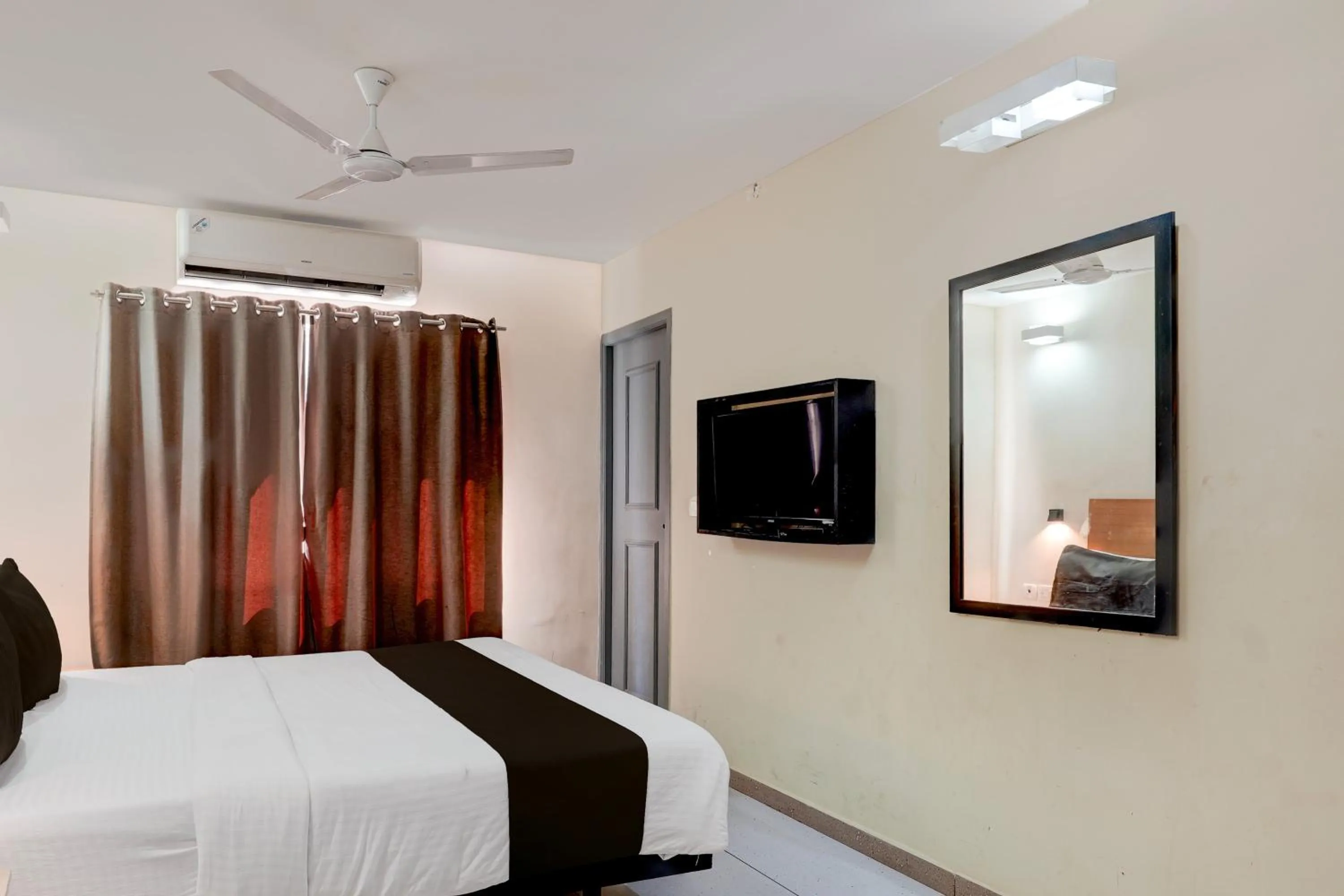 Bedroom, Bed in Super Townhouse T Nagar Chennai