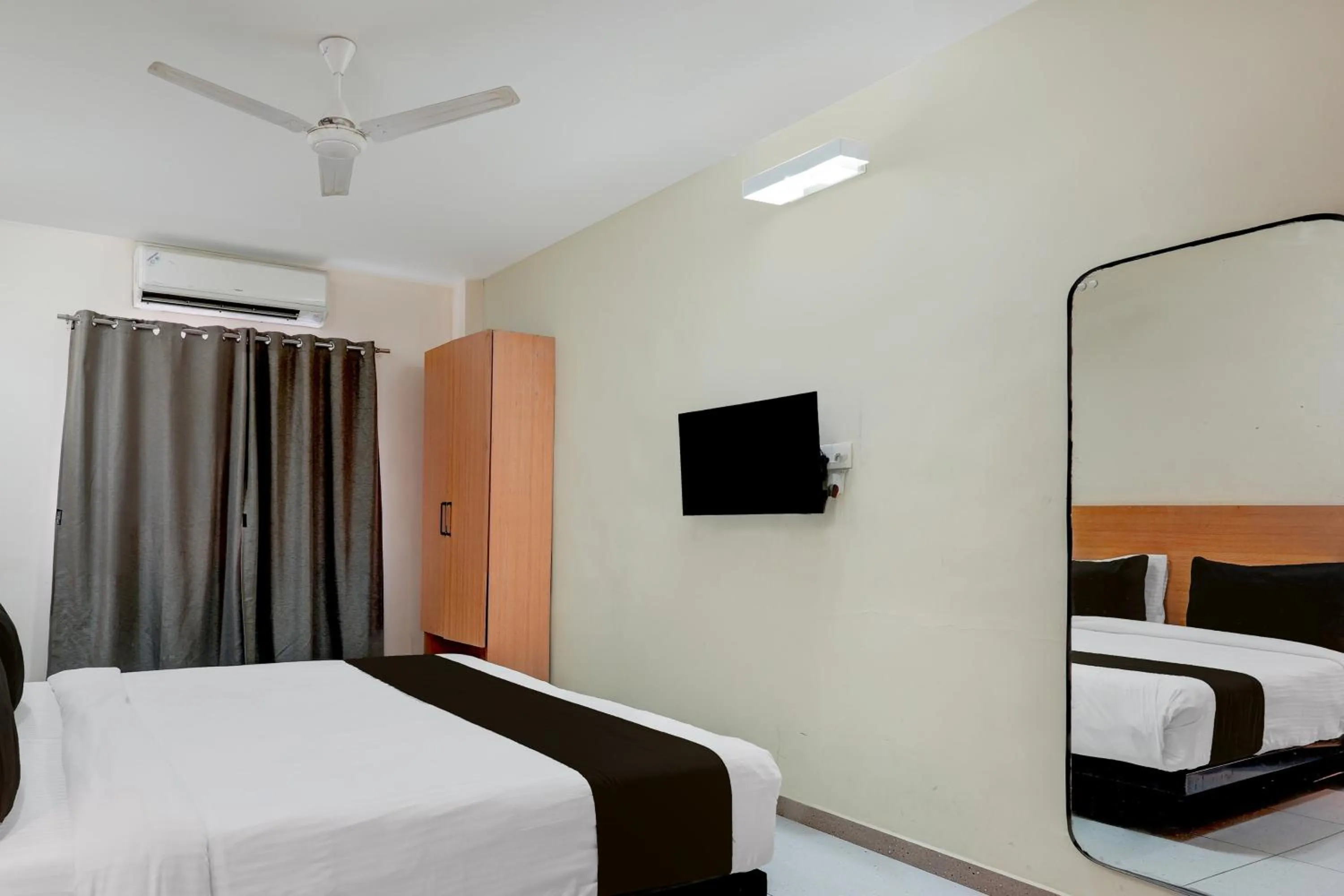 Bedroom, Bed in Super Townhouse T Nagar Chennai