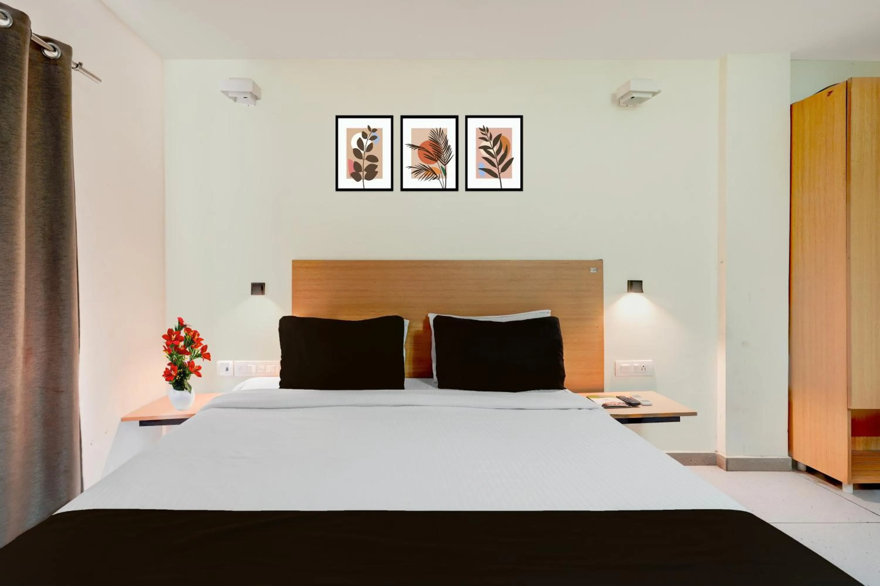 Bedroom, Bed in Super Townhouse T Nagar Chennai