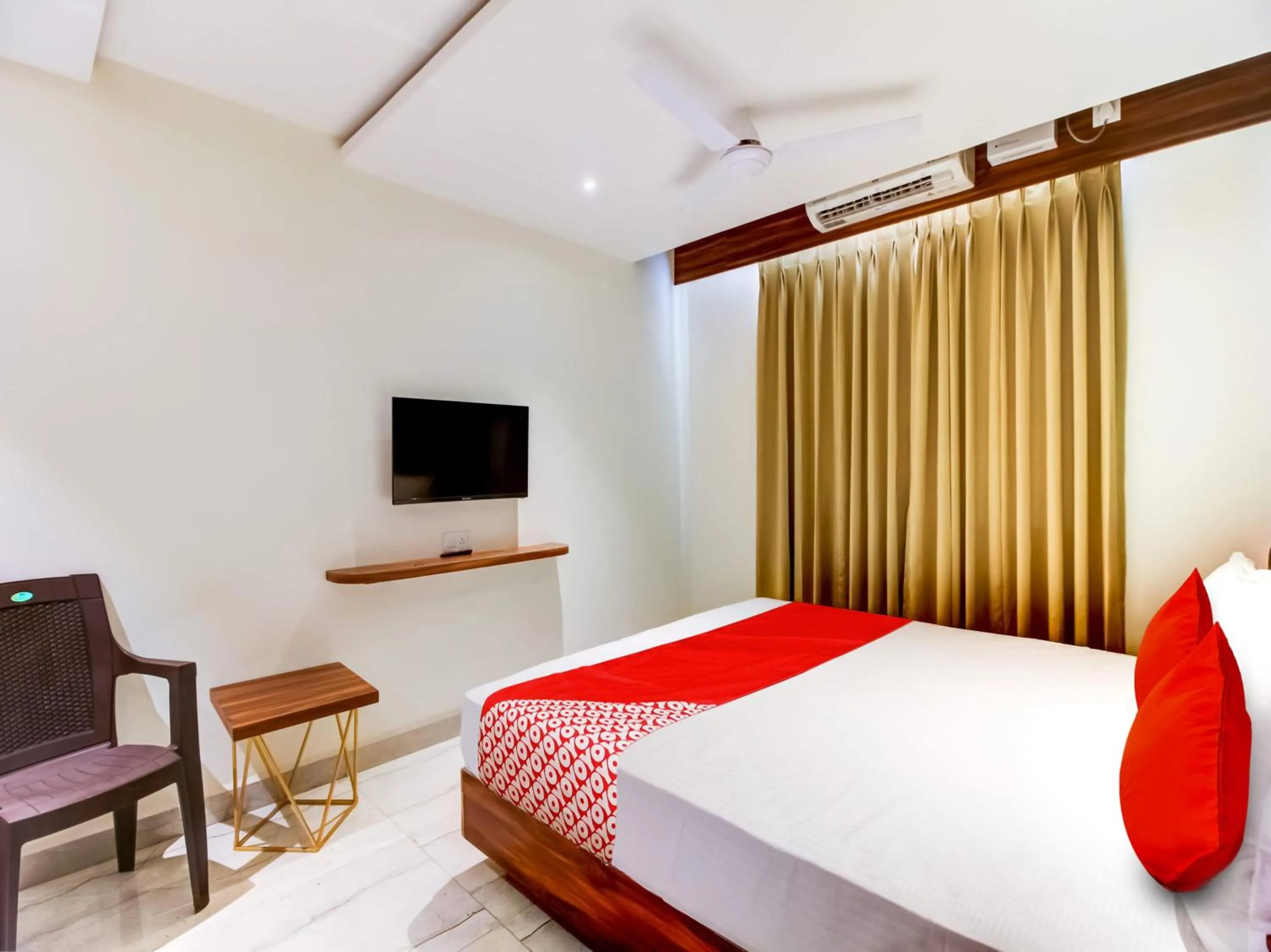 Photo of the whole room, Bed in Collection O Peak Stay