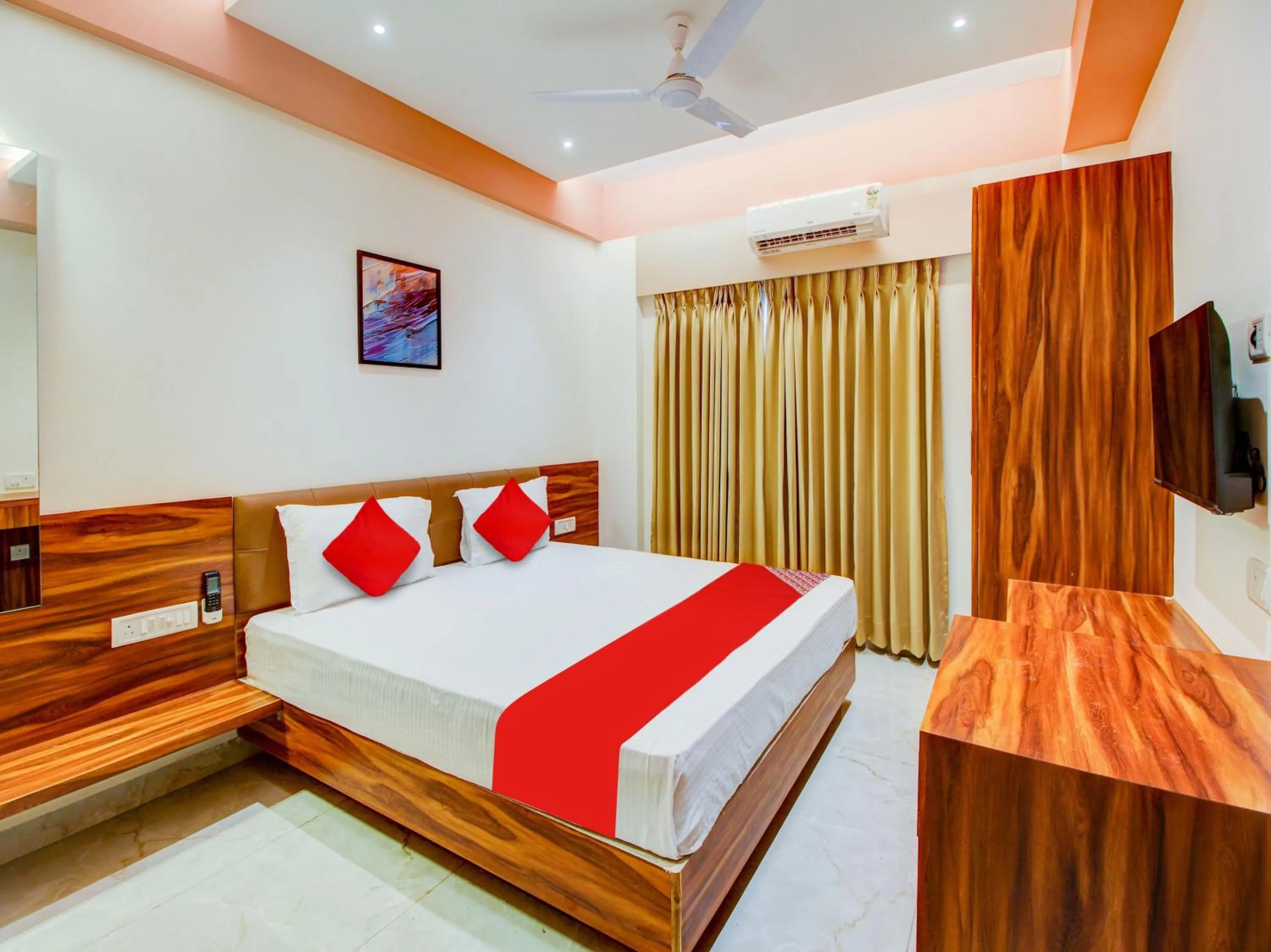 Photo of the whole room, Bed in Collection O Peak Stay