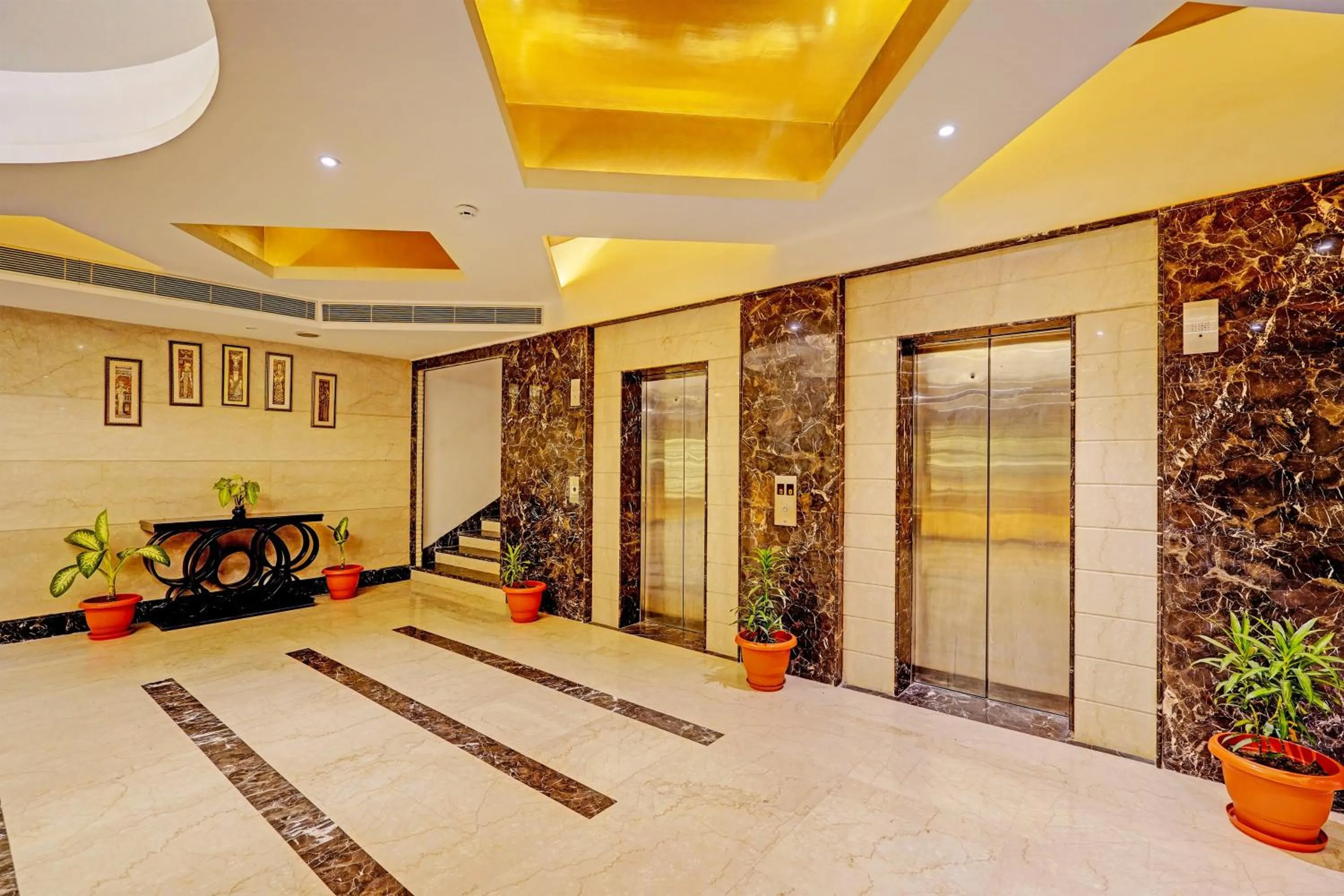Lobby or reception in Super Townhouse OAK Hotel City Mark Gurgaon