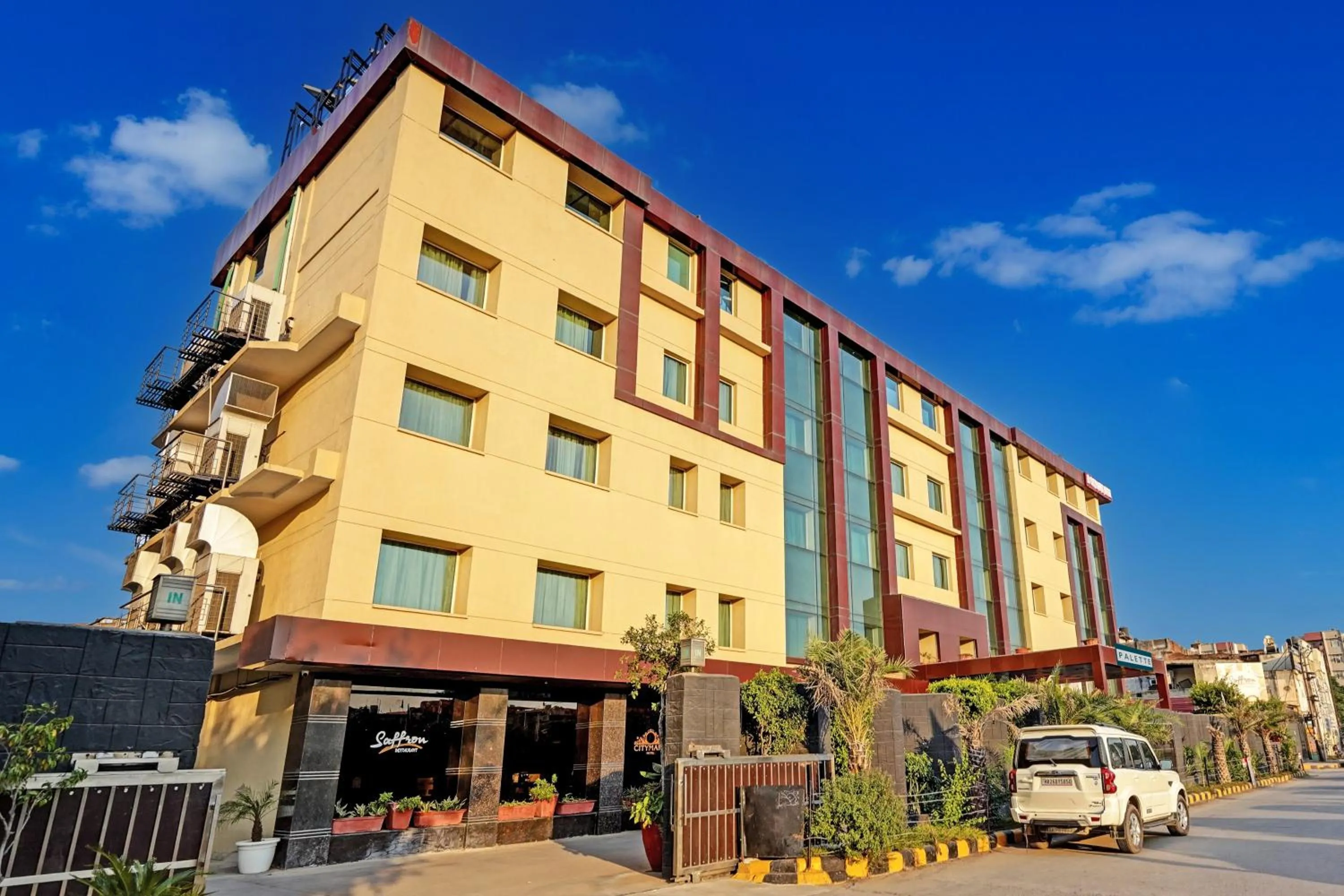 Facade/entrance in Super Townhouse OAK Hotel City Mark Gurgaon