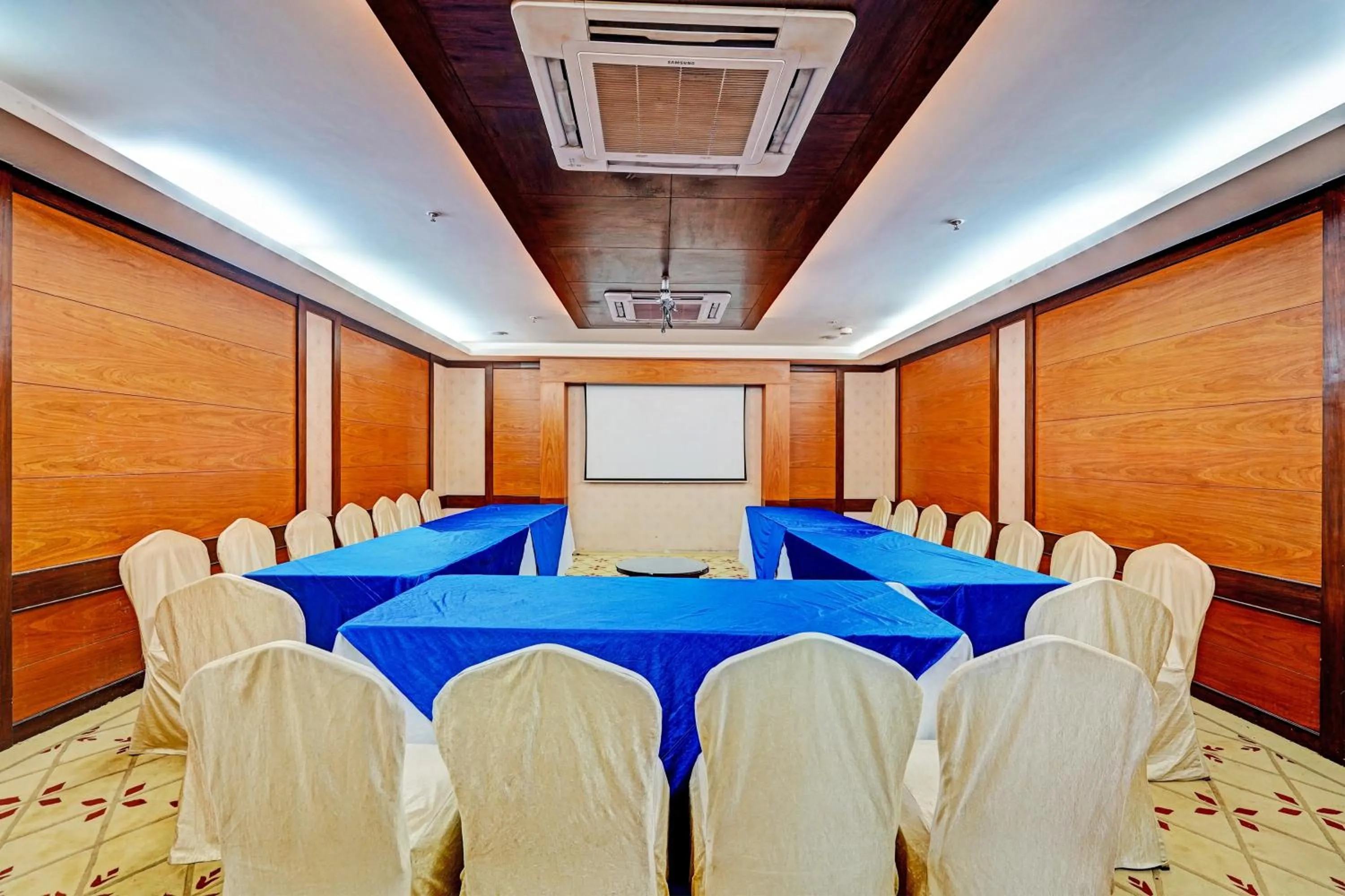 Business facilities in Super Townhouse OAK Hotel City Mark Gurgaon