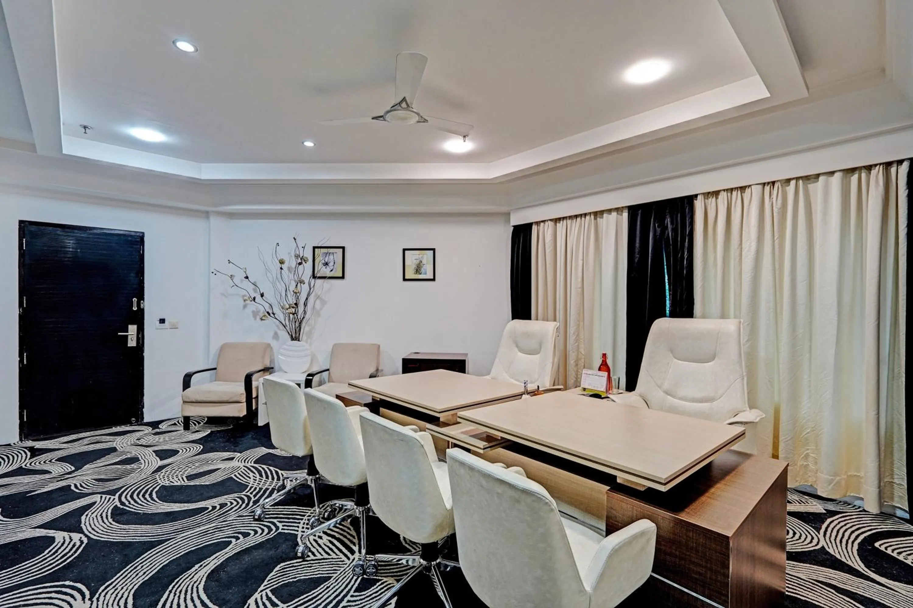 Business facilities in Super Townhouse OAK Hotel City Mark Gurgaon