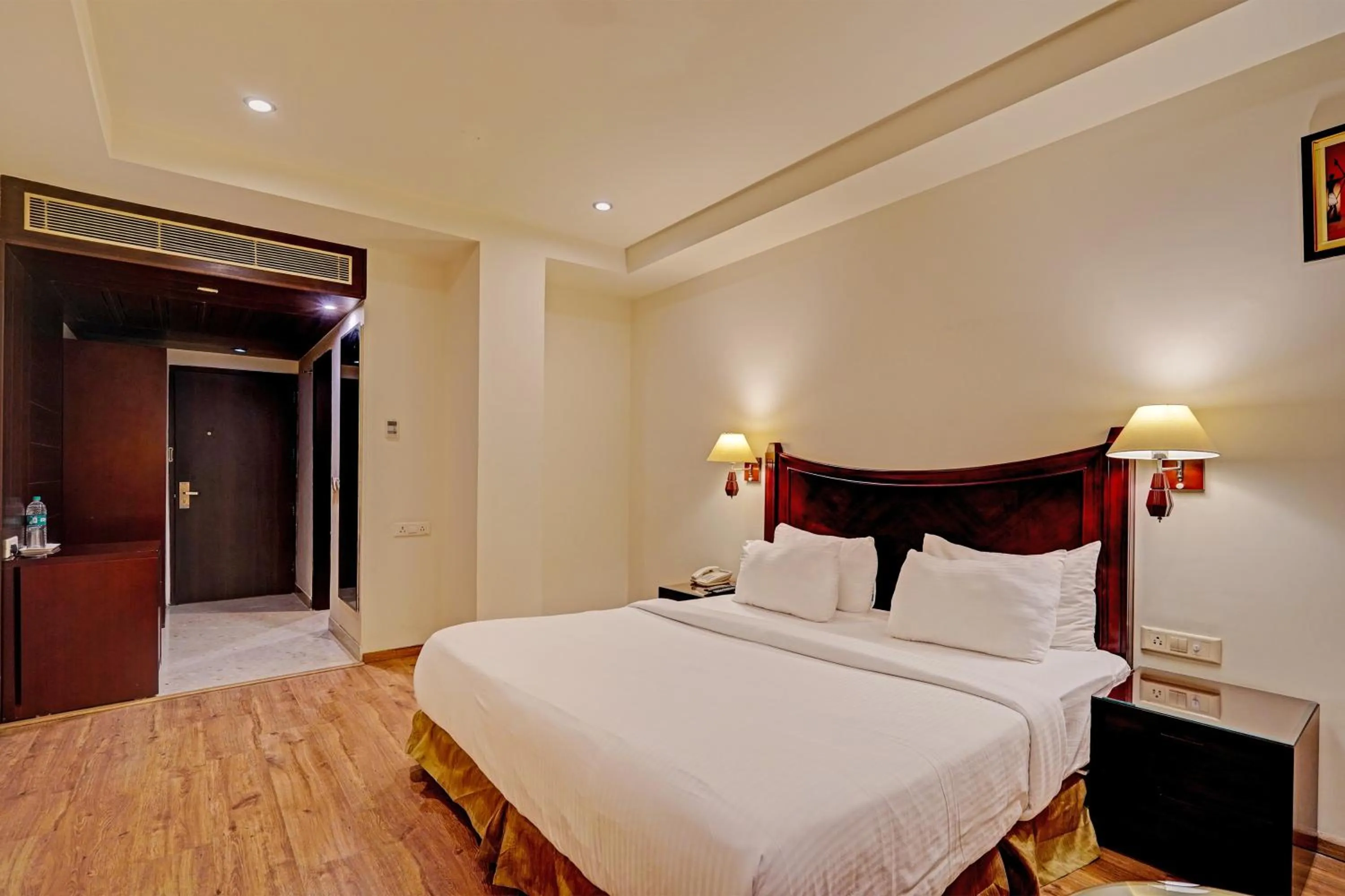 Bedroom, Bed in Super Townhouse OAK Hotel City Mark Gurgaon