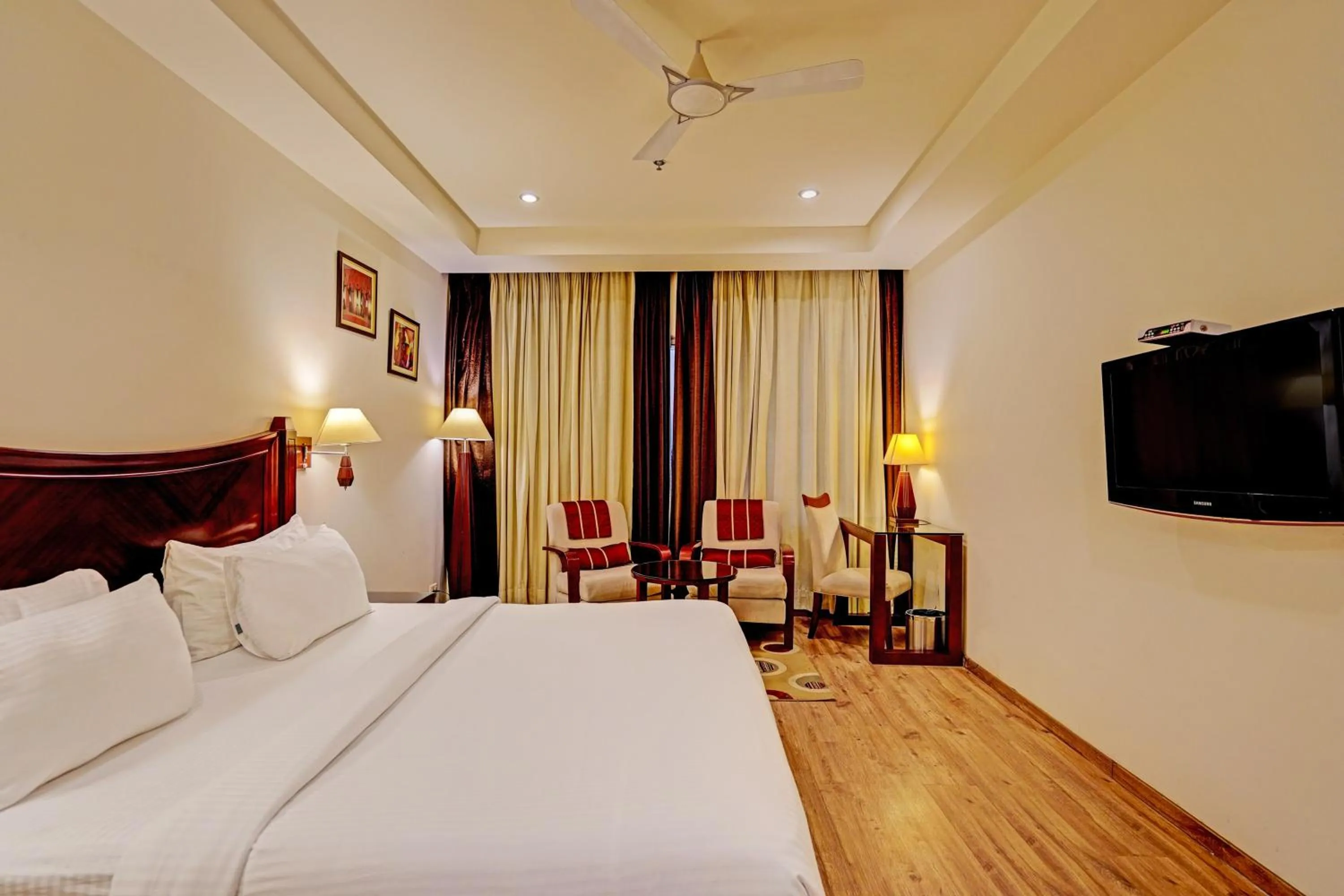 Bedroom, Bed in Super Townhouse OAK Hotel City Mark Gurgaon