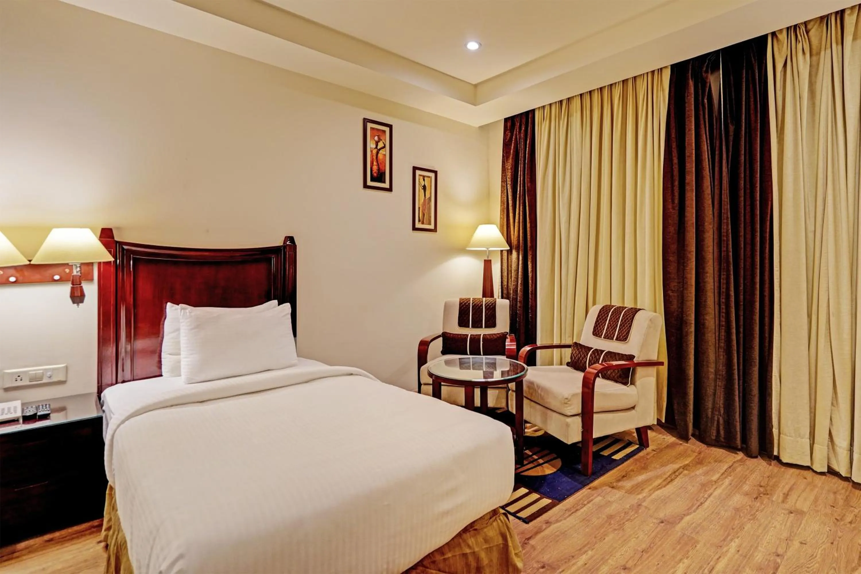 Bedroom, Bed in Super Townhouse OAK Hotel City Mark Gurgaon