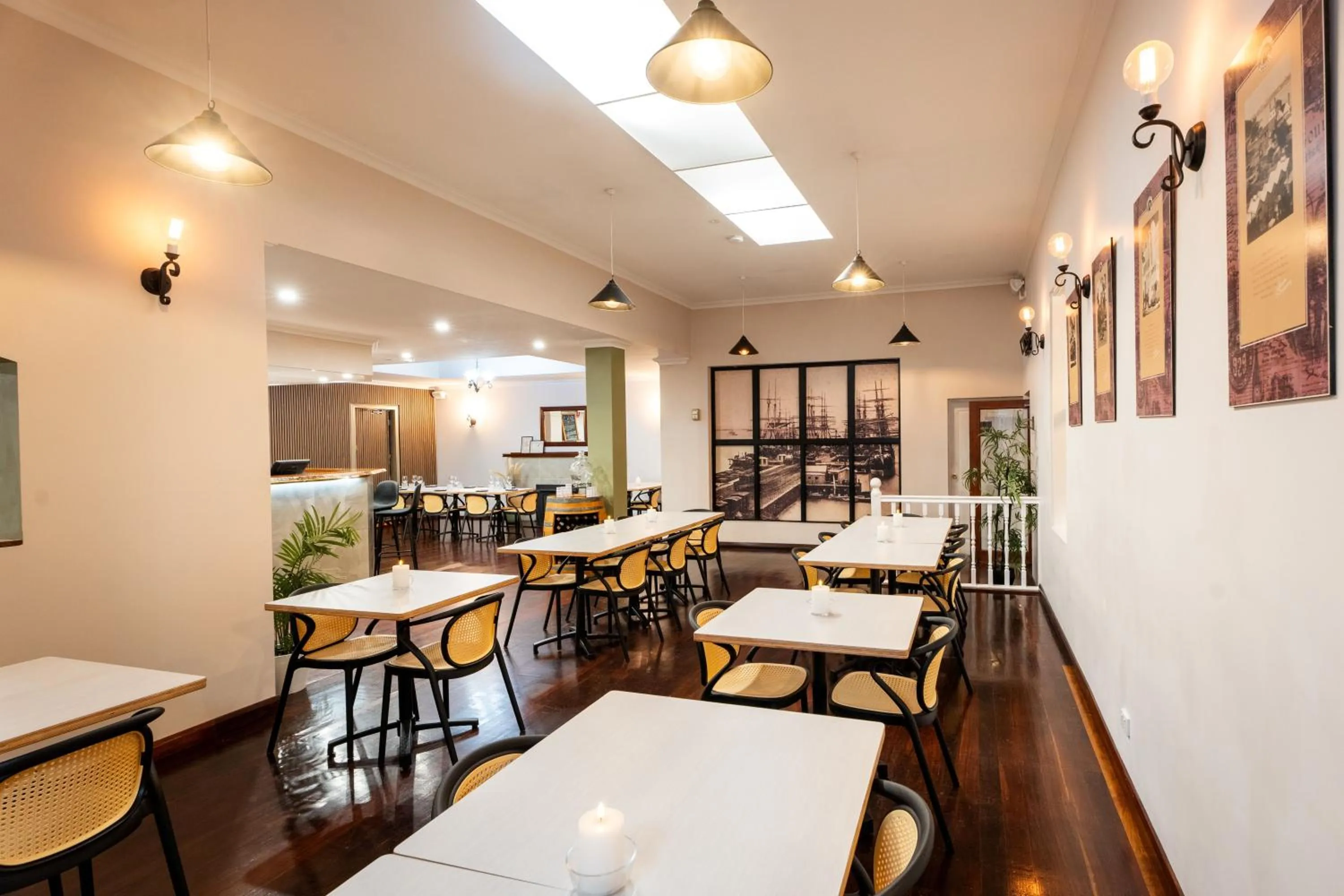 Restaurant/places to eat in The Burlington Hotel