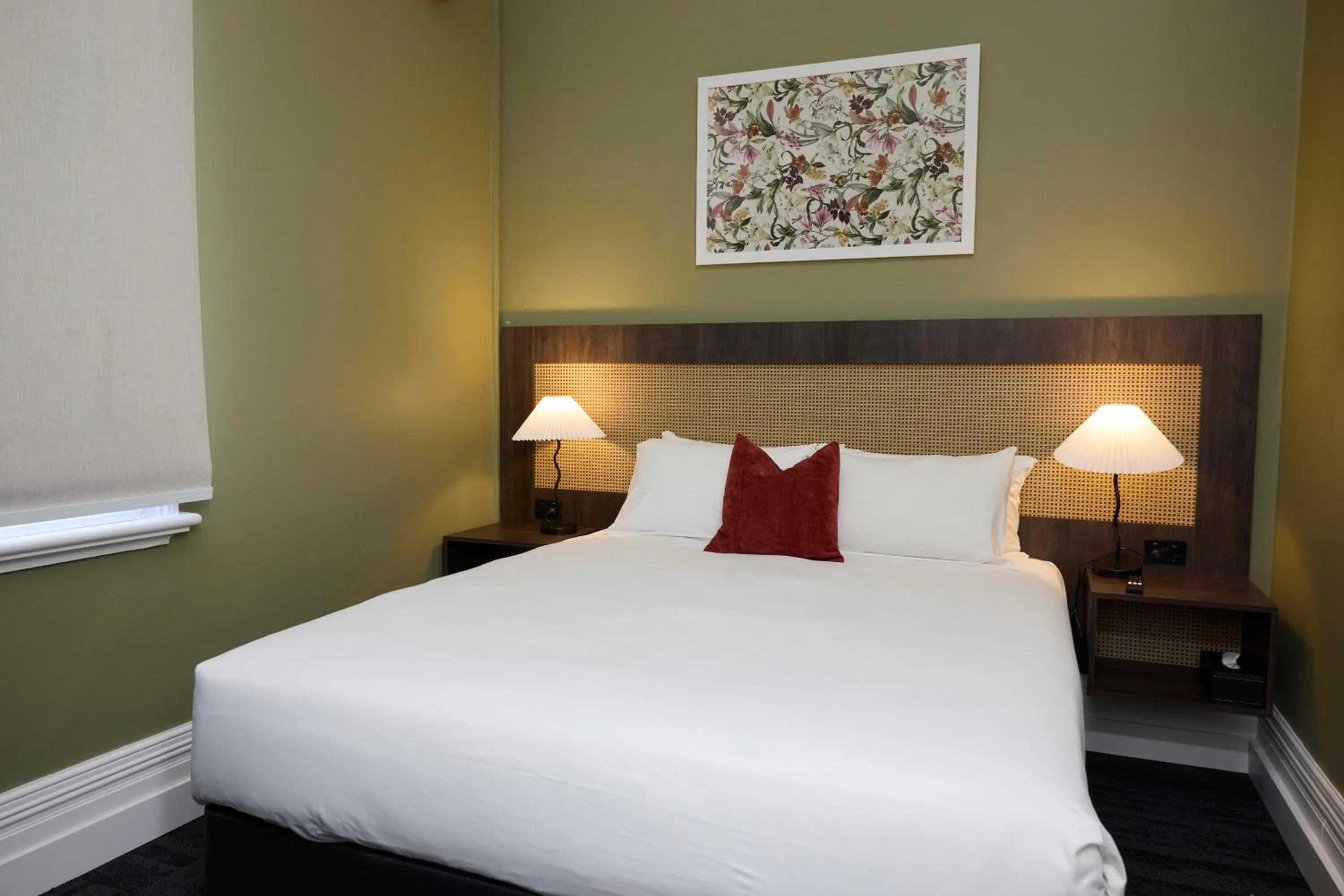 Property building, Bed in The Burlington Hotel