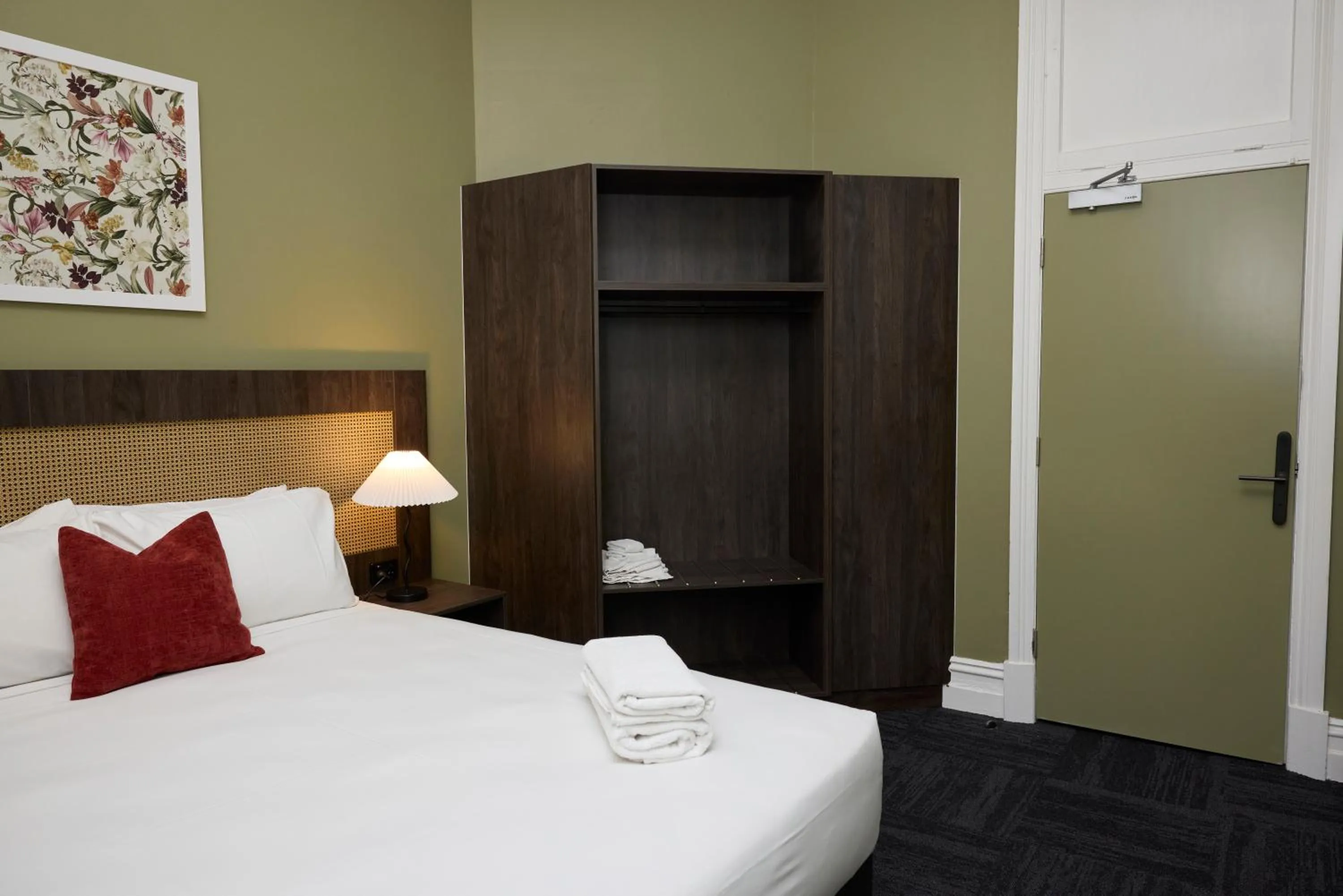 Property building, Bed in The Burlington Hotel