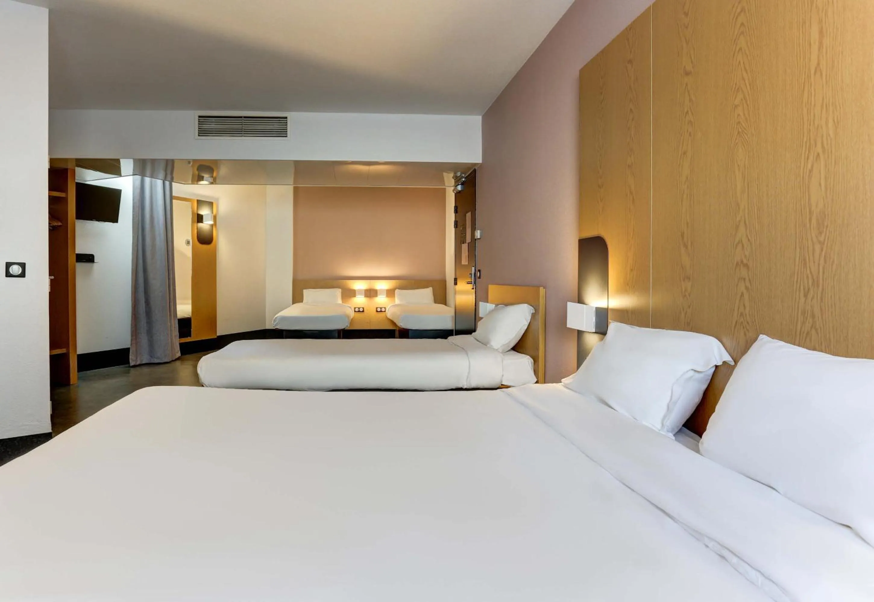 Bedroom, Bed in B&B HOTEL Reims Centre Gare