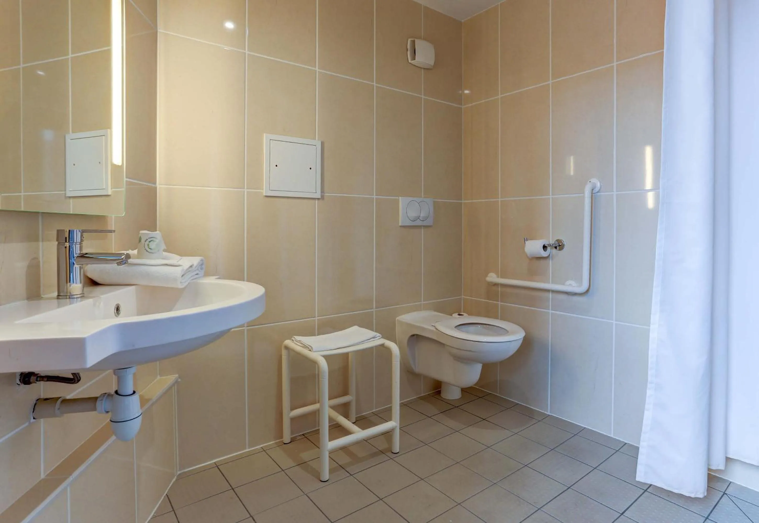 Bathroom in B&B HOTEL Reims Centre Gare