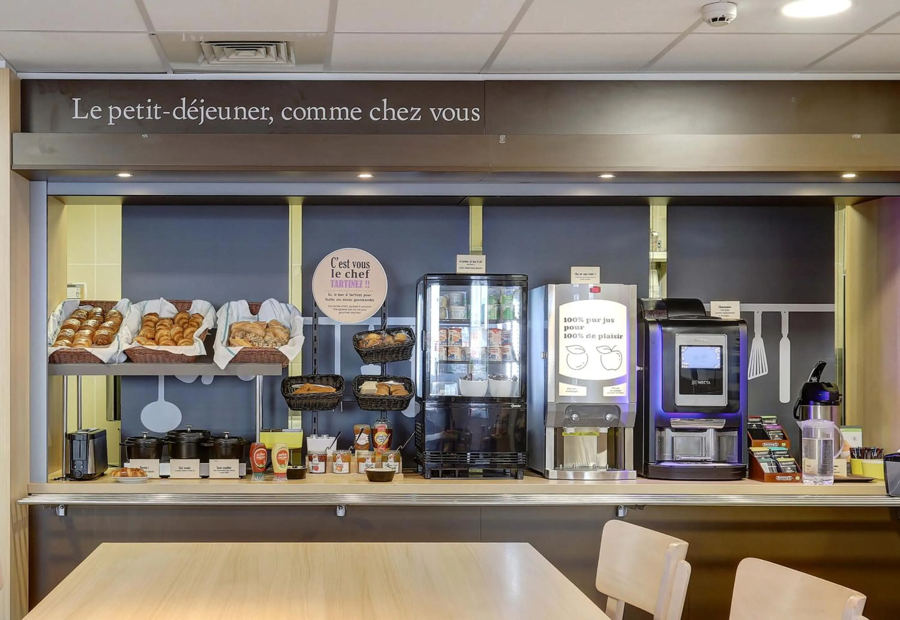 Breakfast in B&B HOTEL Reims Centre Gare