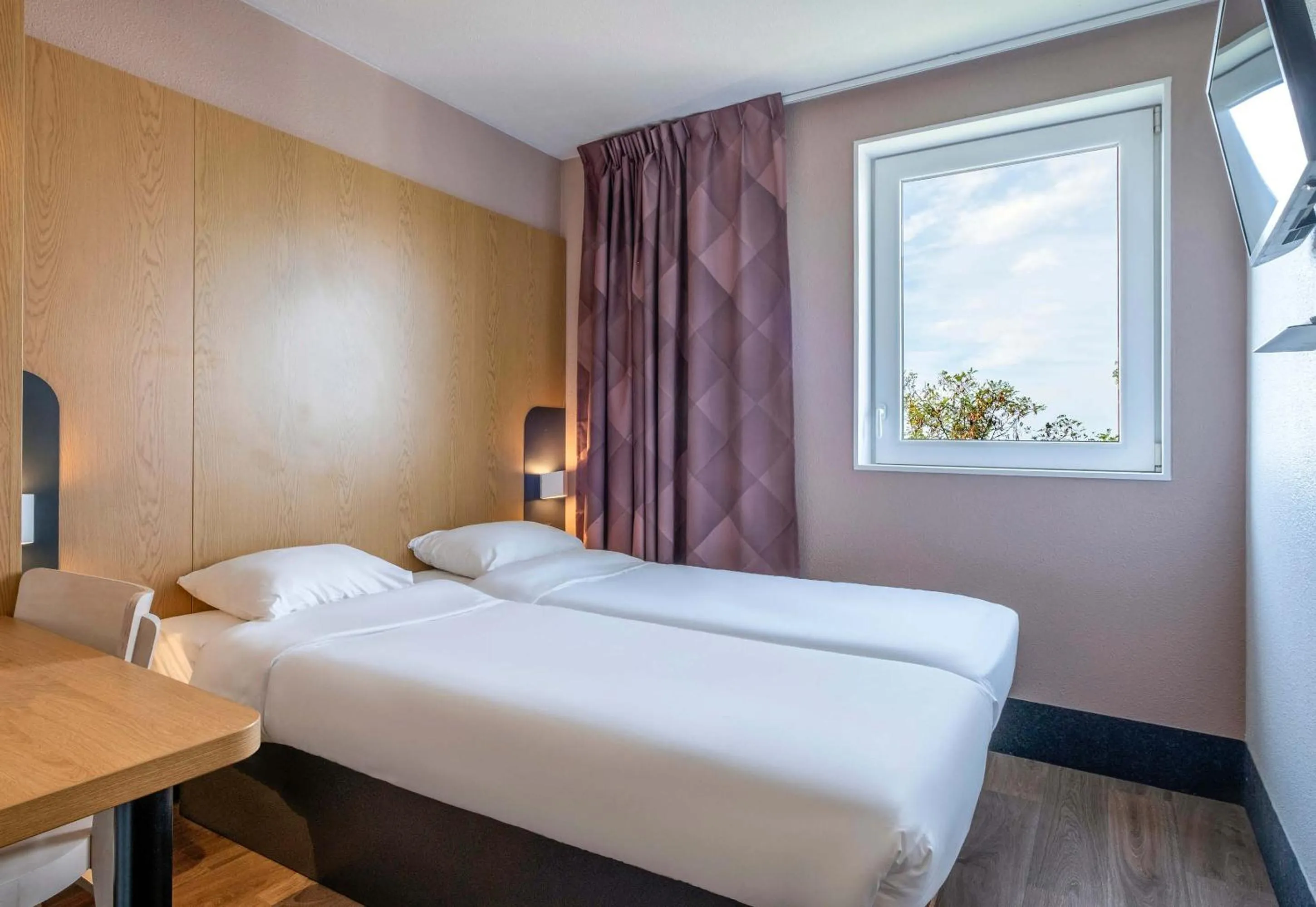 Bedroom, Bed in B&B HOTEL Niort Marais Poitevin Est