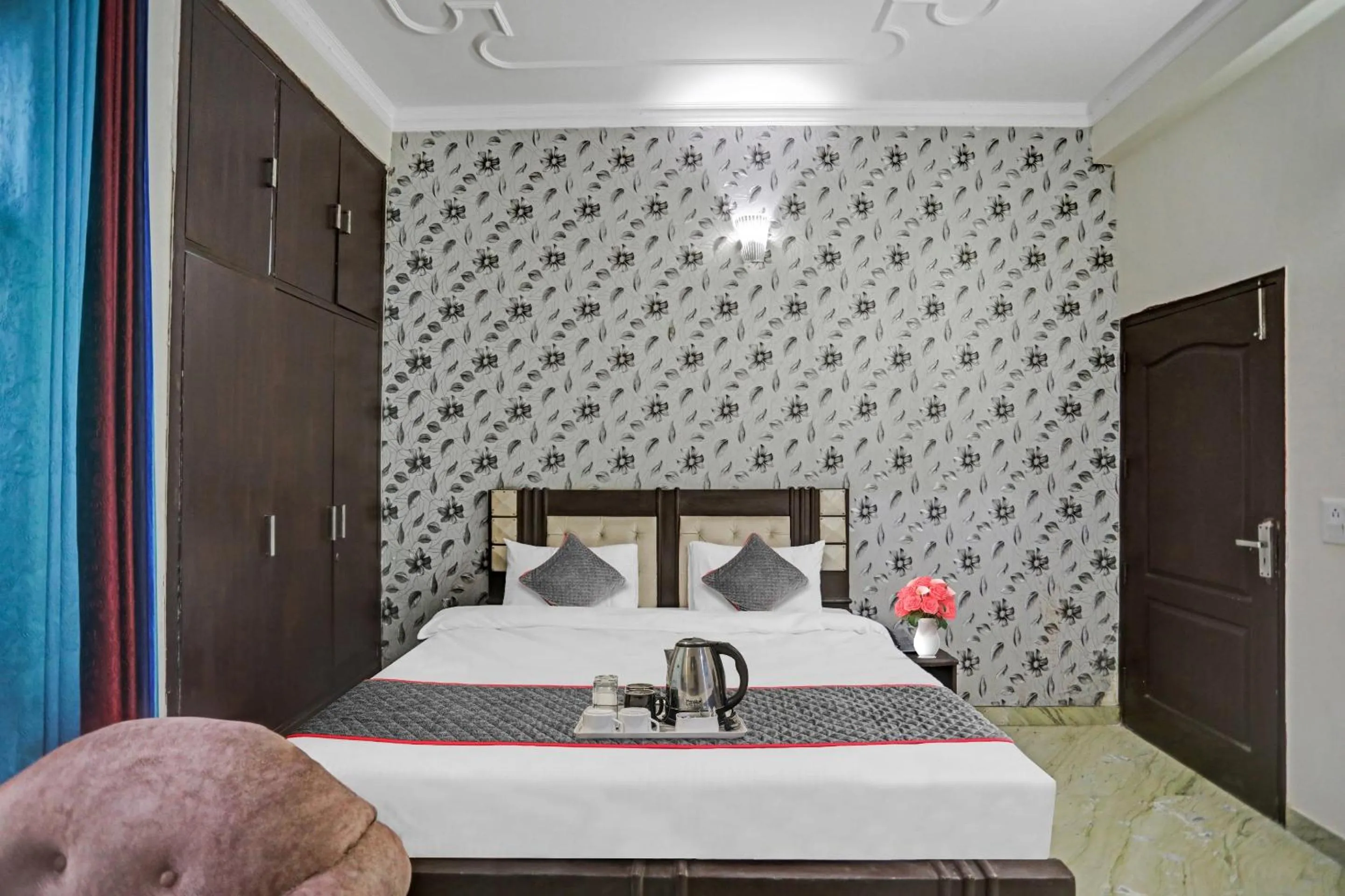 Bed in Townhouse The Premier View Near ISKCON Temple Noida