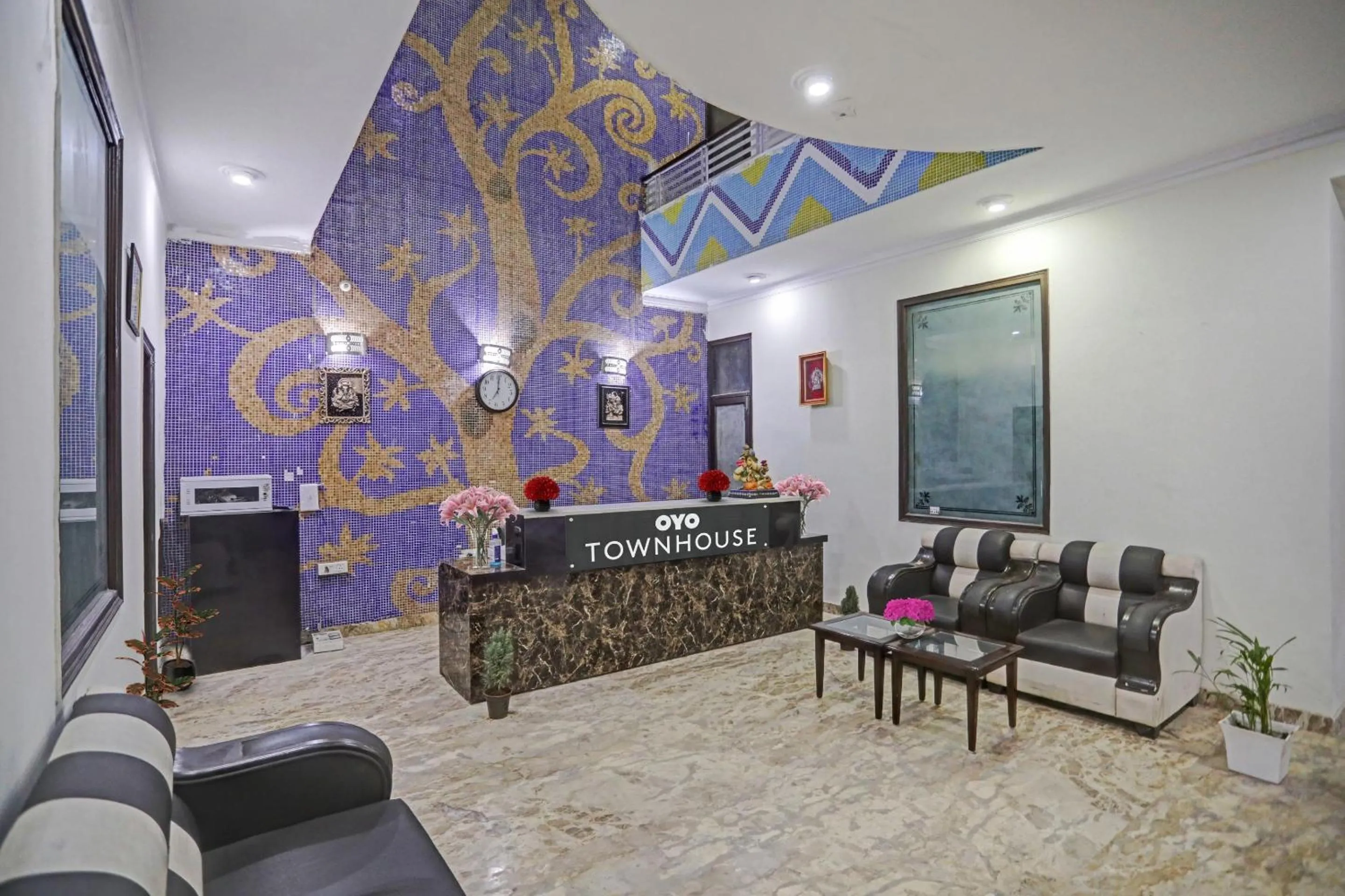 Lobby or reception in Townhouse The Premier View Near ISKCON Temple Noida