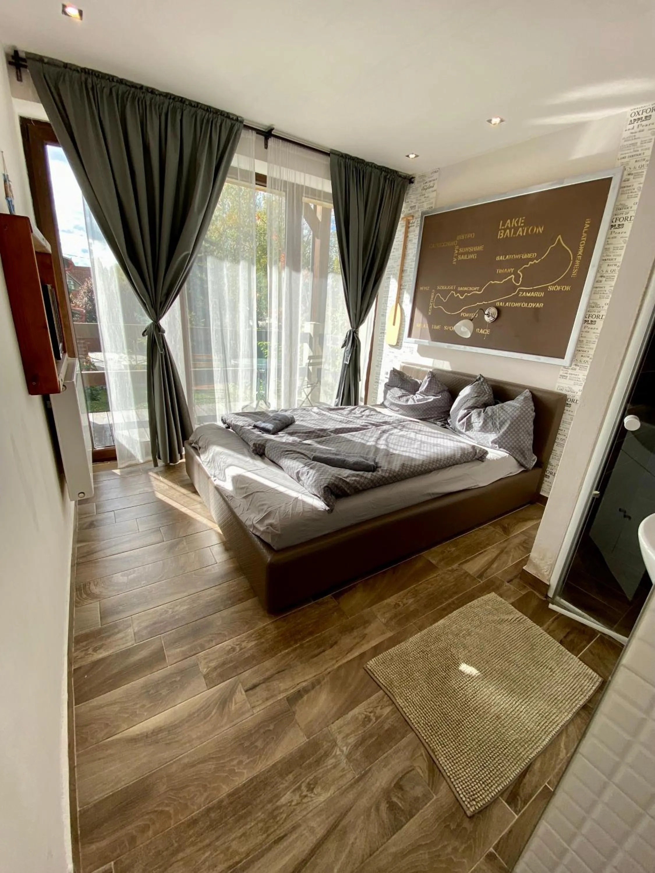 Photo of the whole room, Bed in Silver Garden