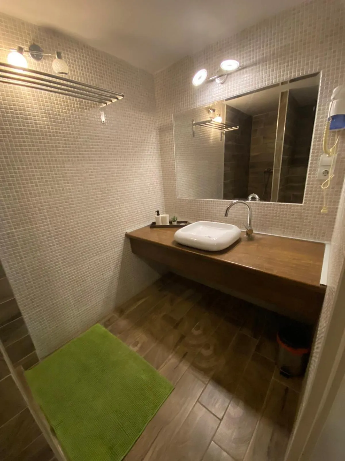 Photo of the whole room in Silver Garden