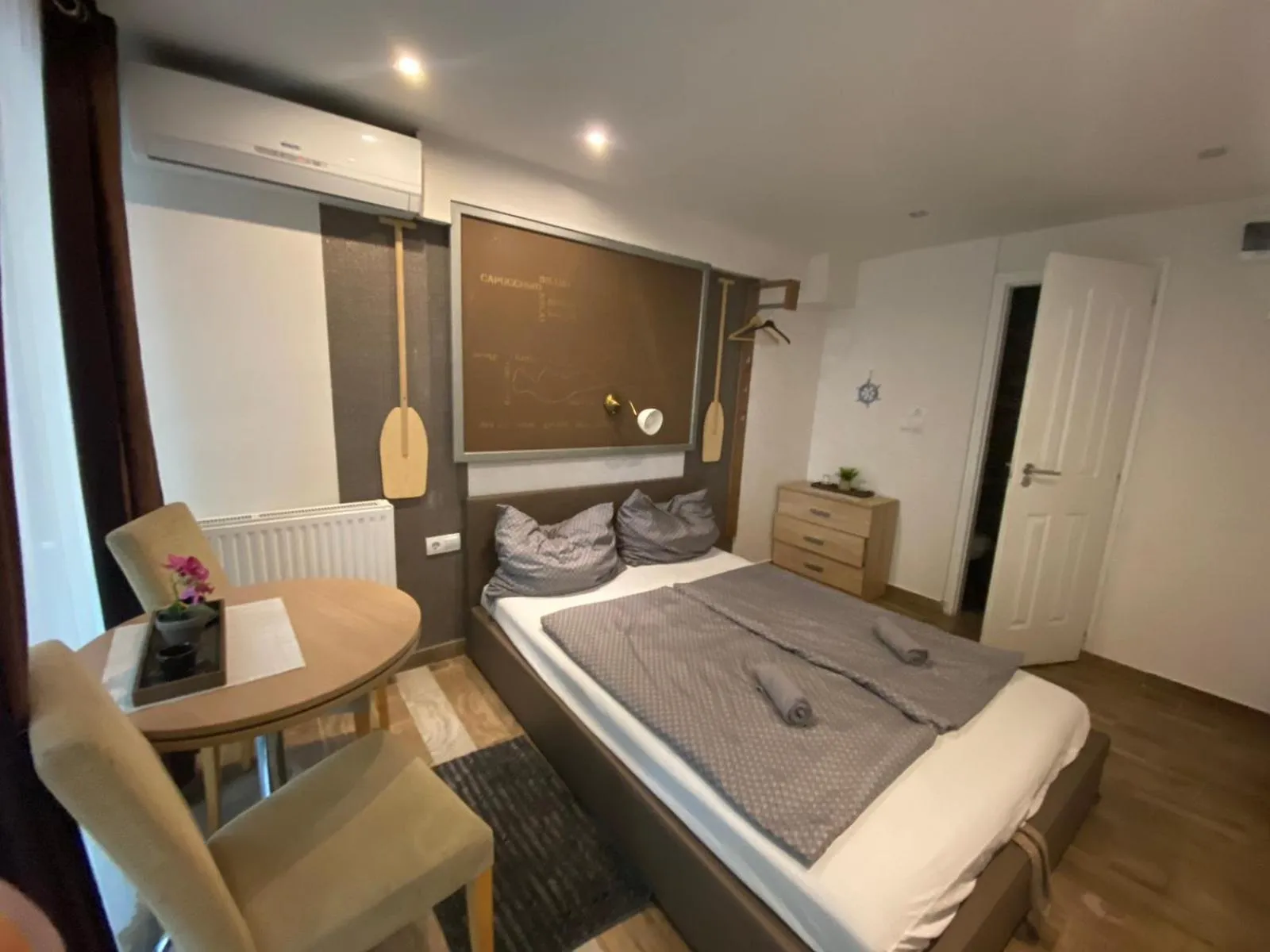 Photo of the whole room, Bed in Silver Garden