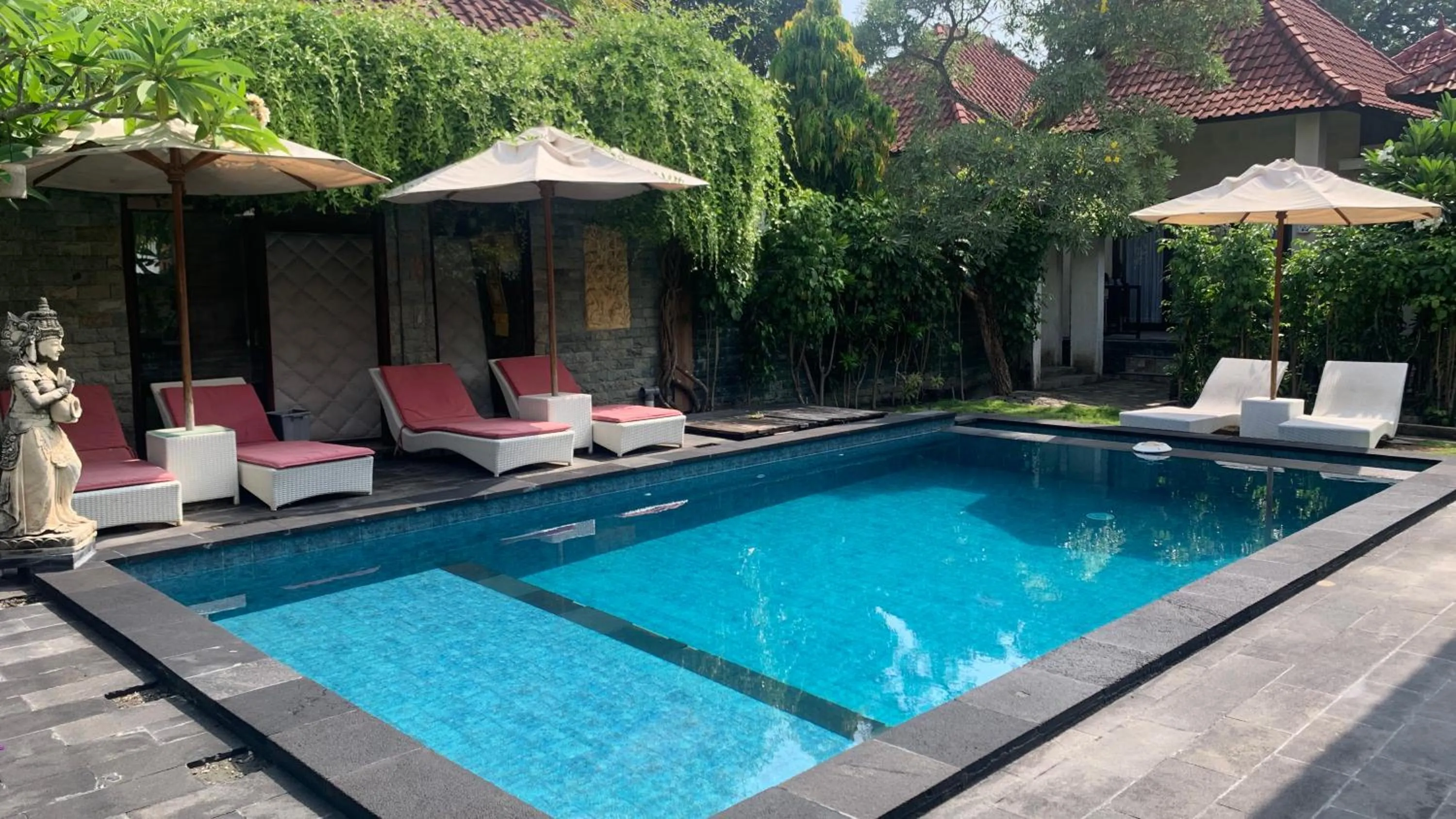 Swimming pool in Bunutbali Villas88
