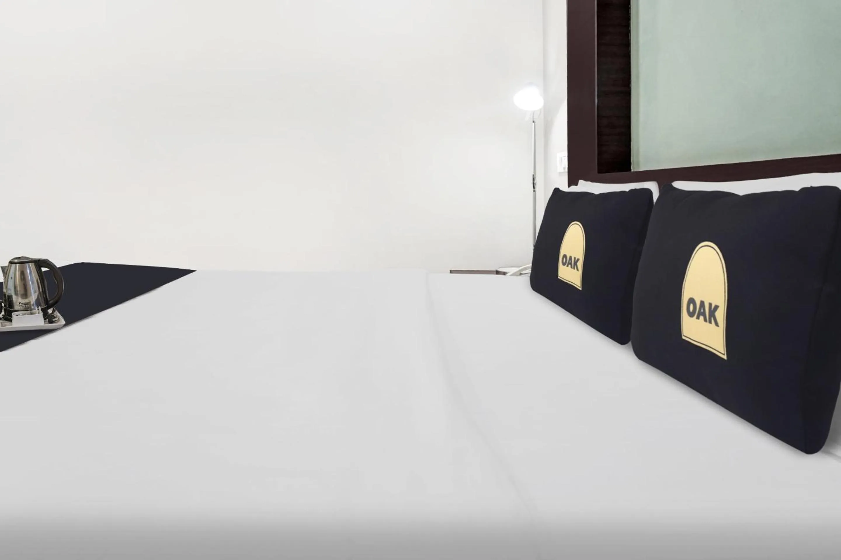 Bed in Super Townhouse OAK Hotel Rajmudra