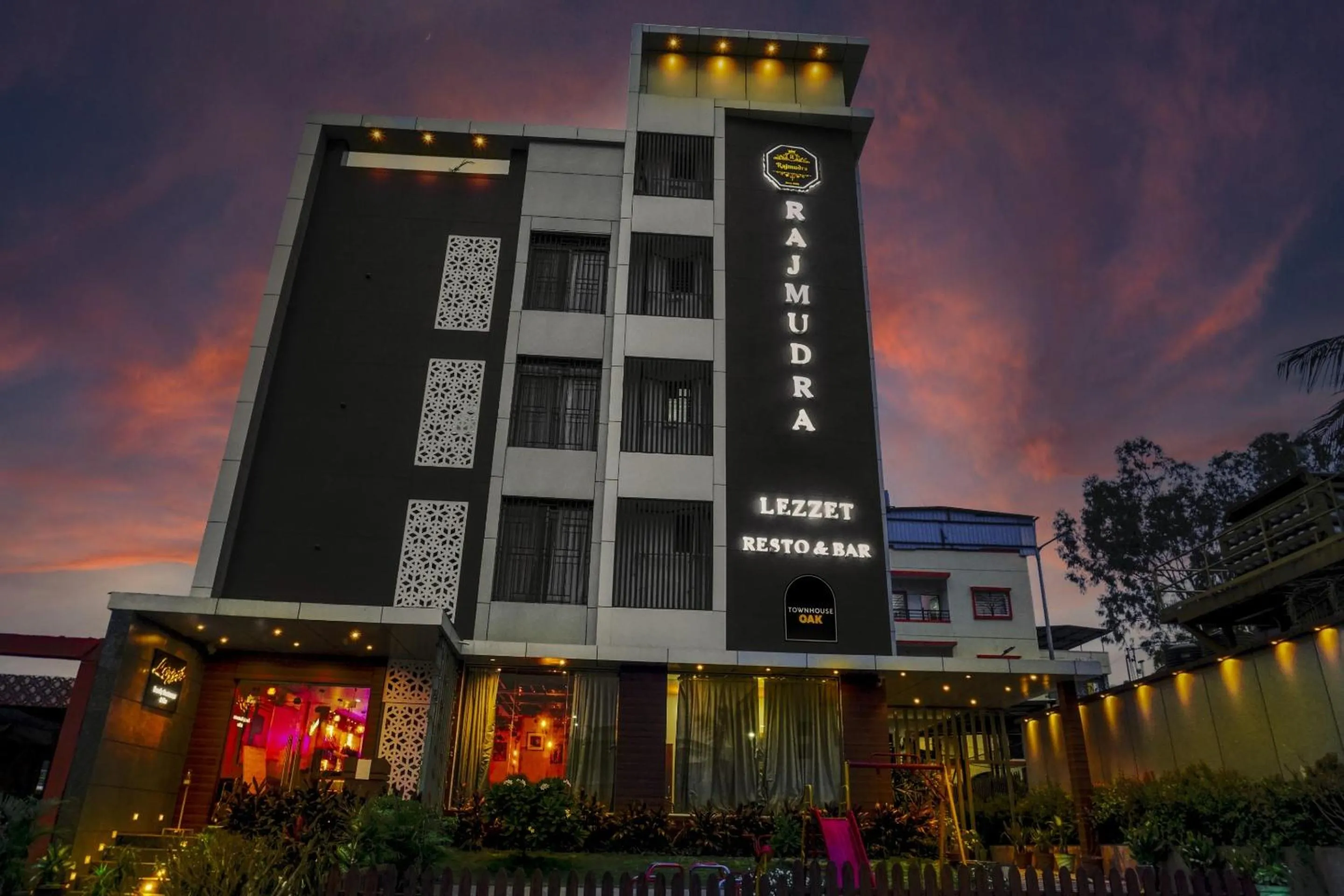 Super Townhouse OAK Hotel Rajmudra