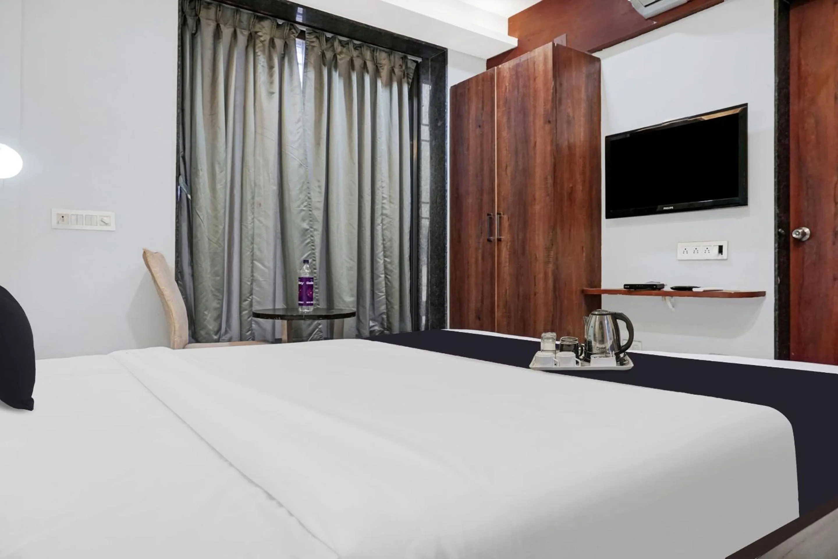 Photo of the whole room, Bed in Super Townhouse OAK Hotel Rajmudra