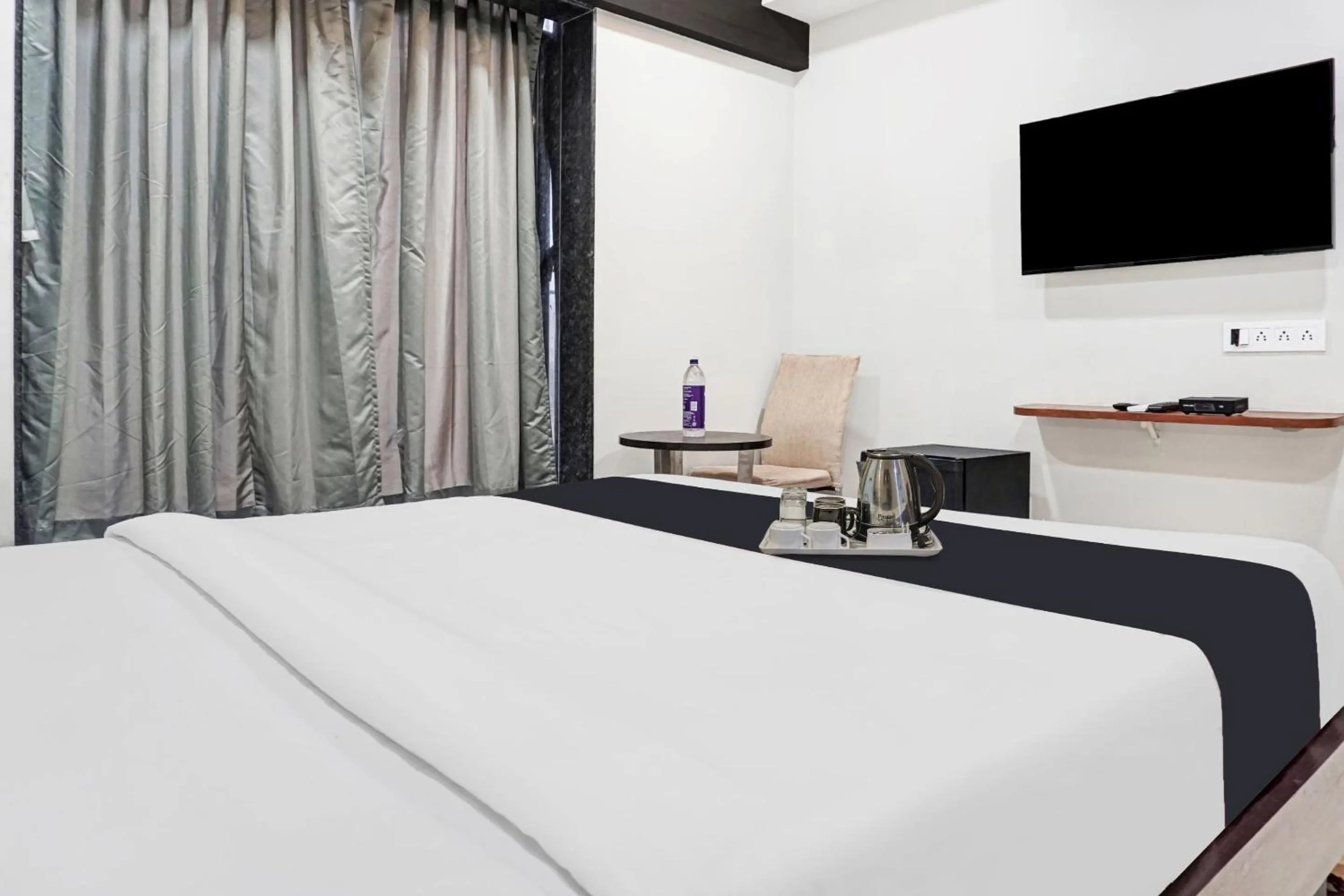 Photo of the whole room, Bed in Super Townhouse OAK Hotel Rajmudra