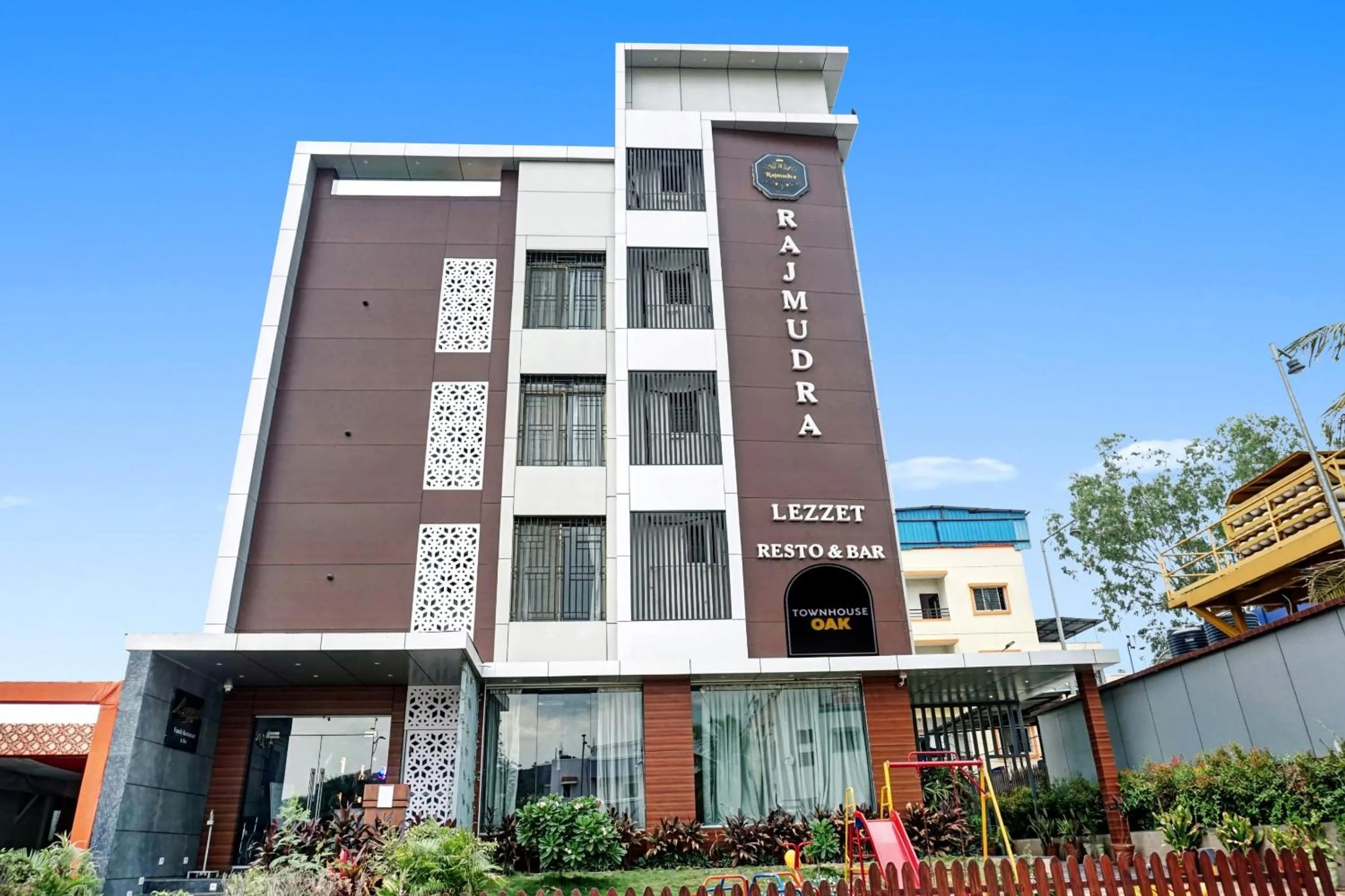 Super Townhouse OAK Hotel Rajmudra