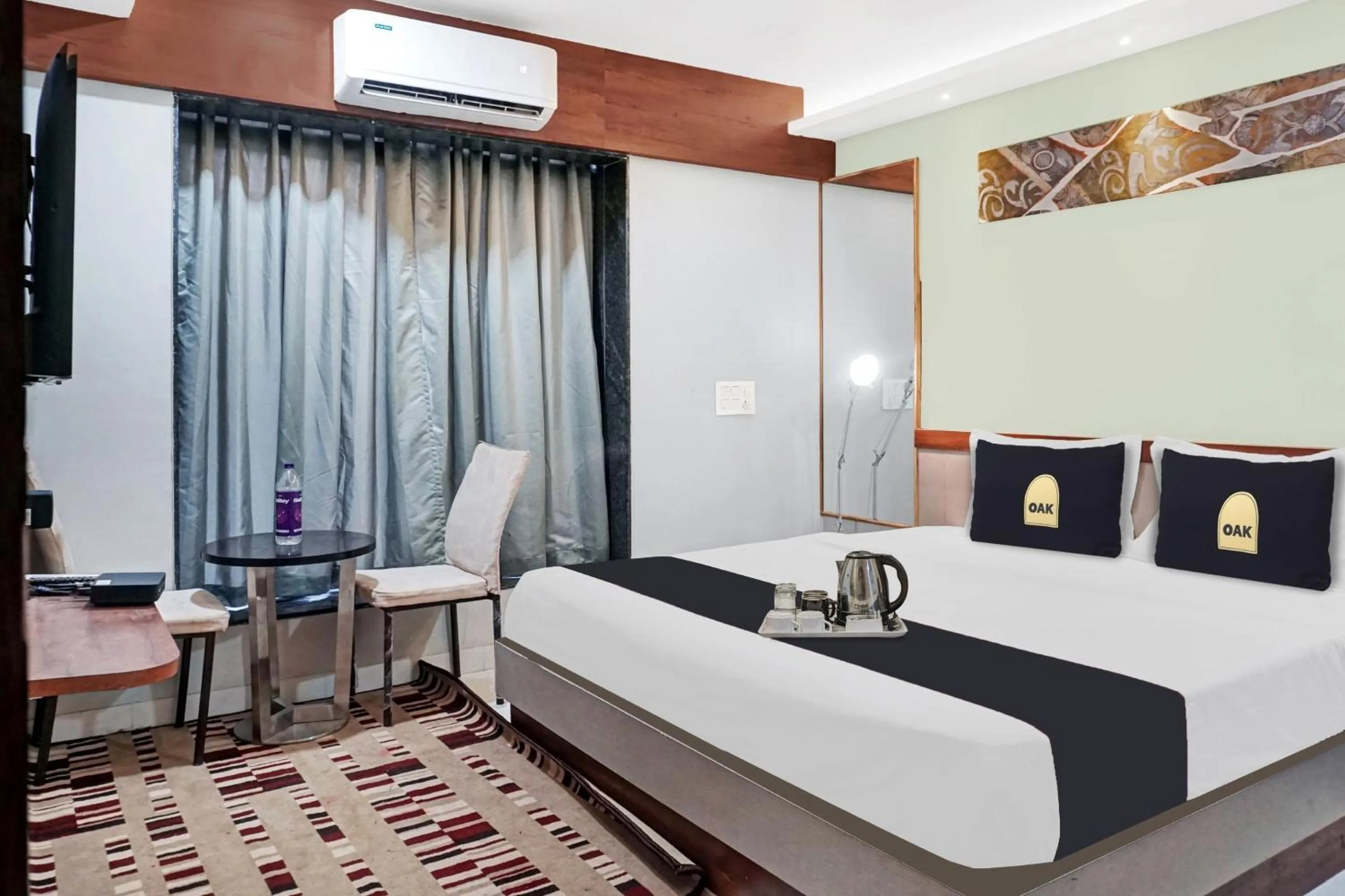 Photo of the whole room, Bed in Super Townhouse OAK Hotel Rajmudra