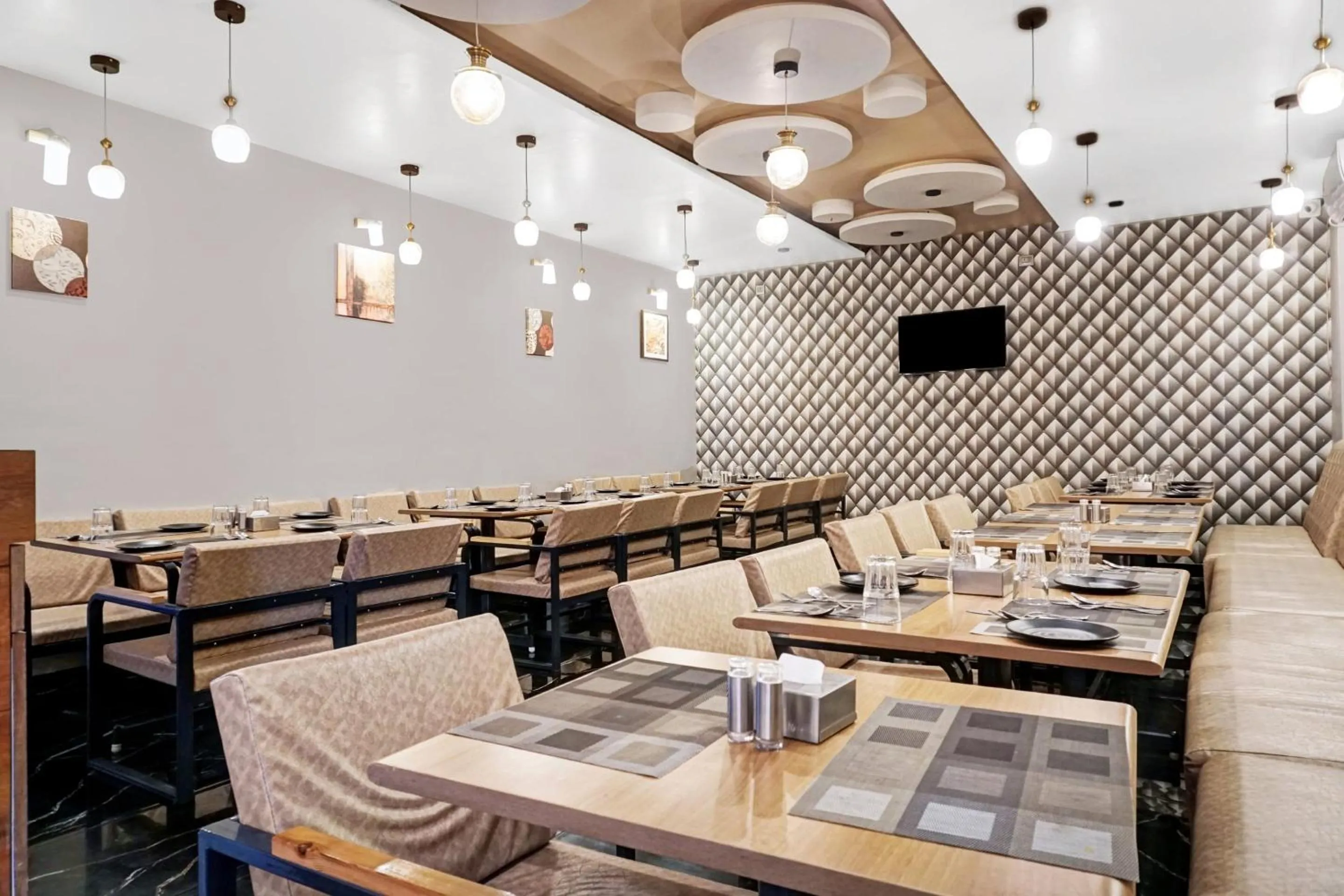 Super Townhouse OAK Hotel Rajmudra