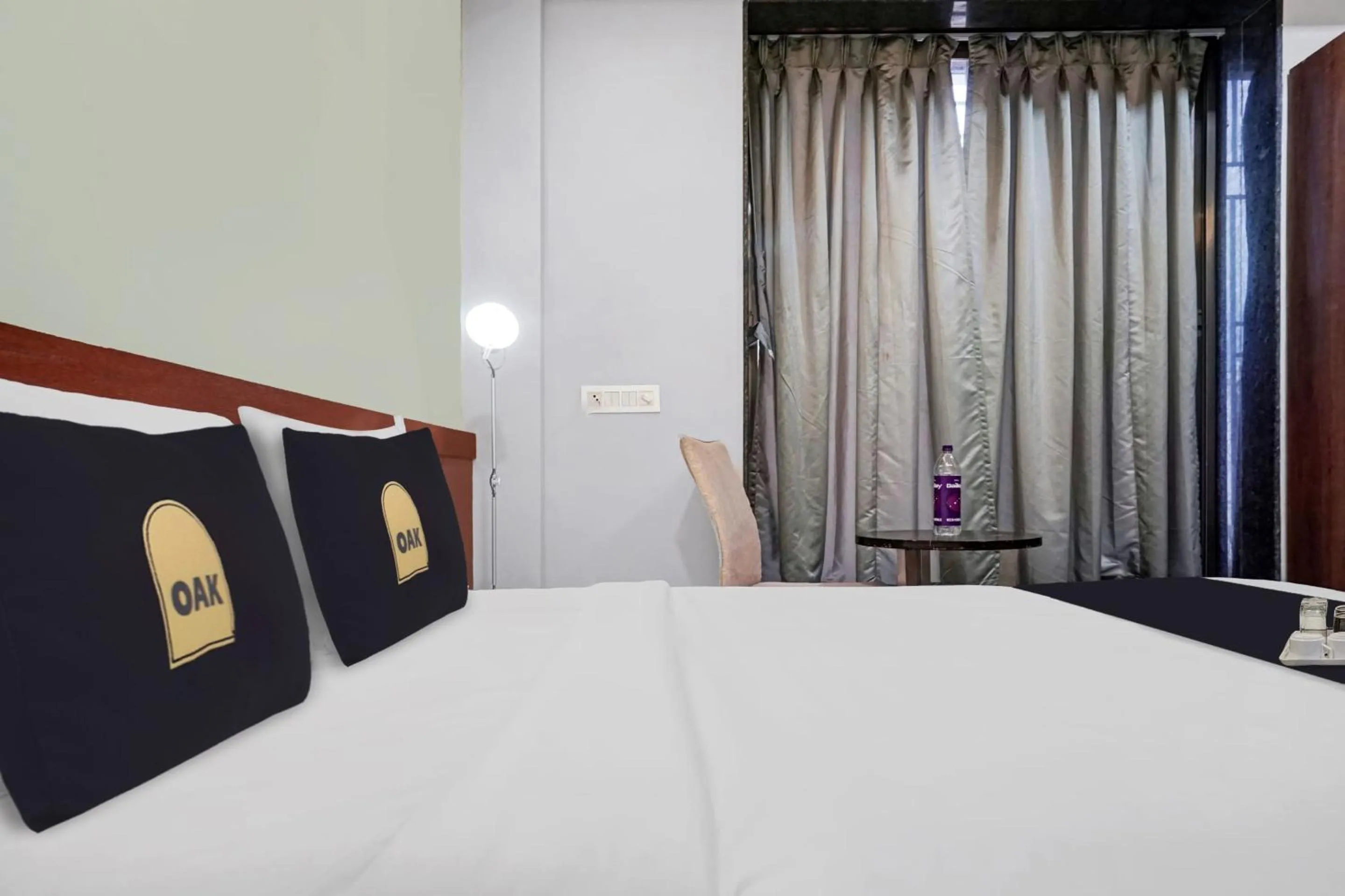 Bed in Super Townhouse OAK Hotel Rajmudra