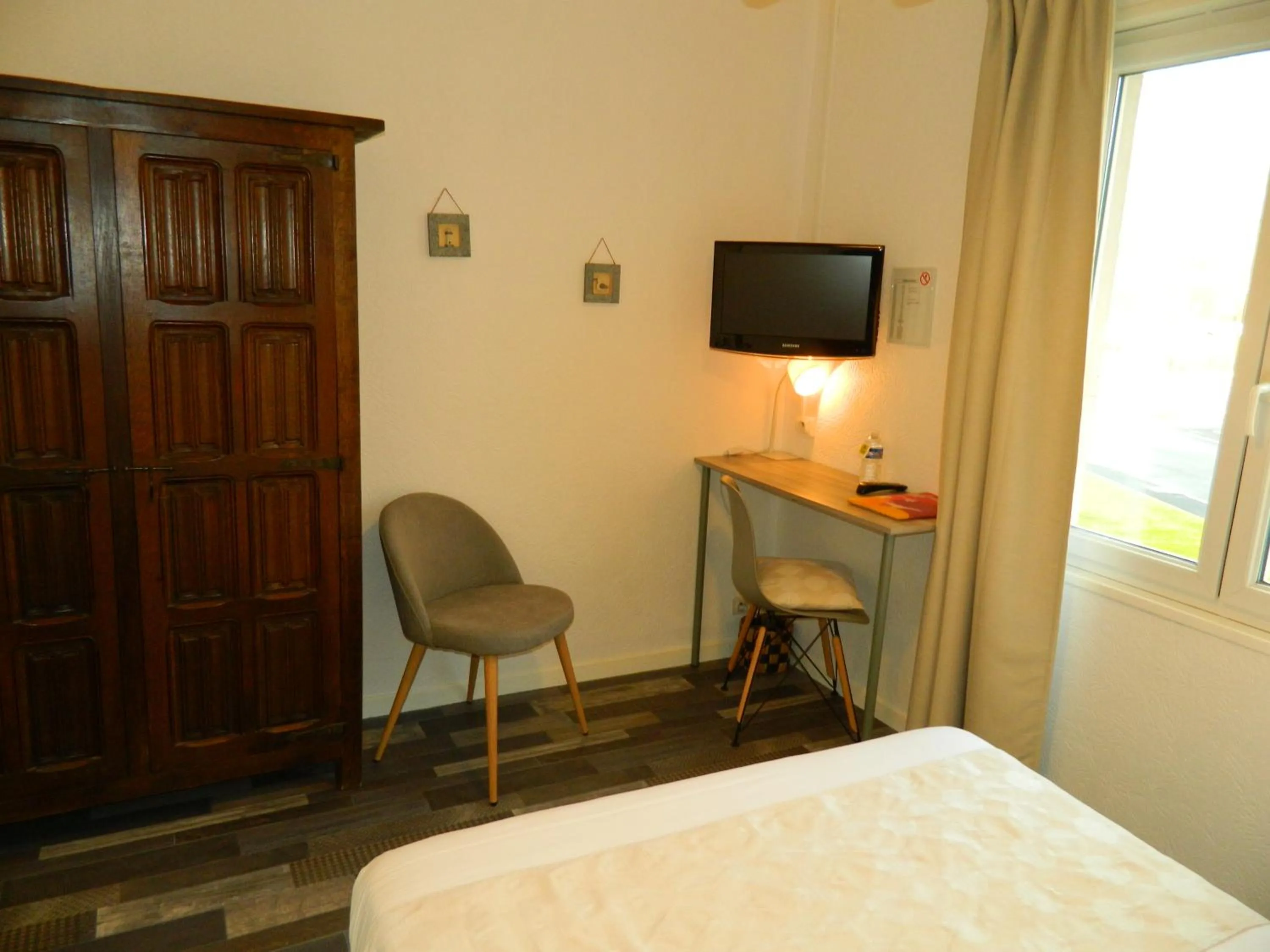 Bed in Logis Hostellerie du Neez