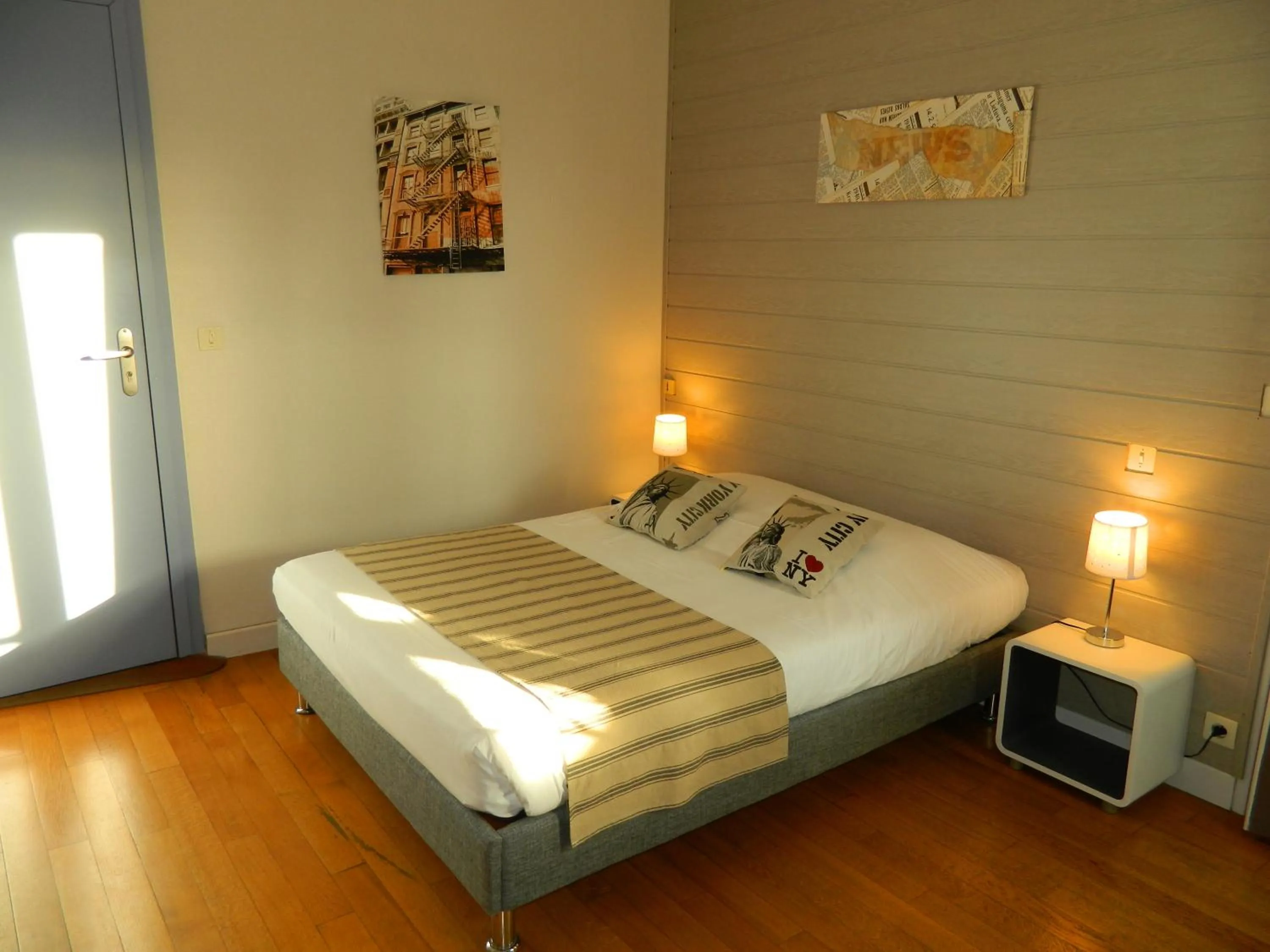 Bed in Logis Hostellerie du Neez