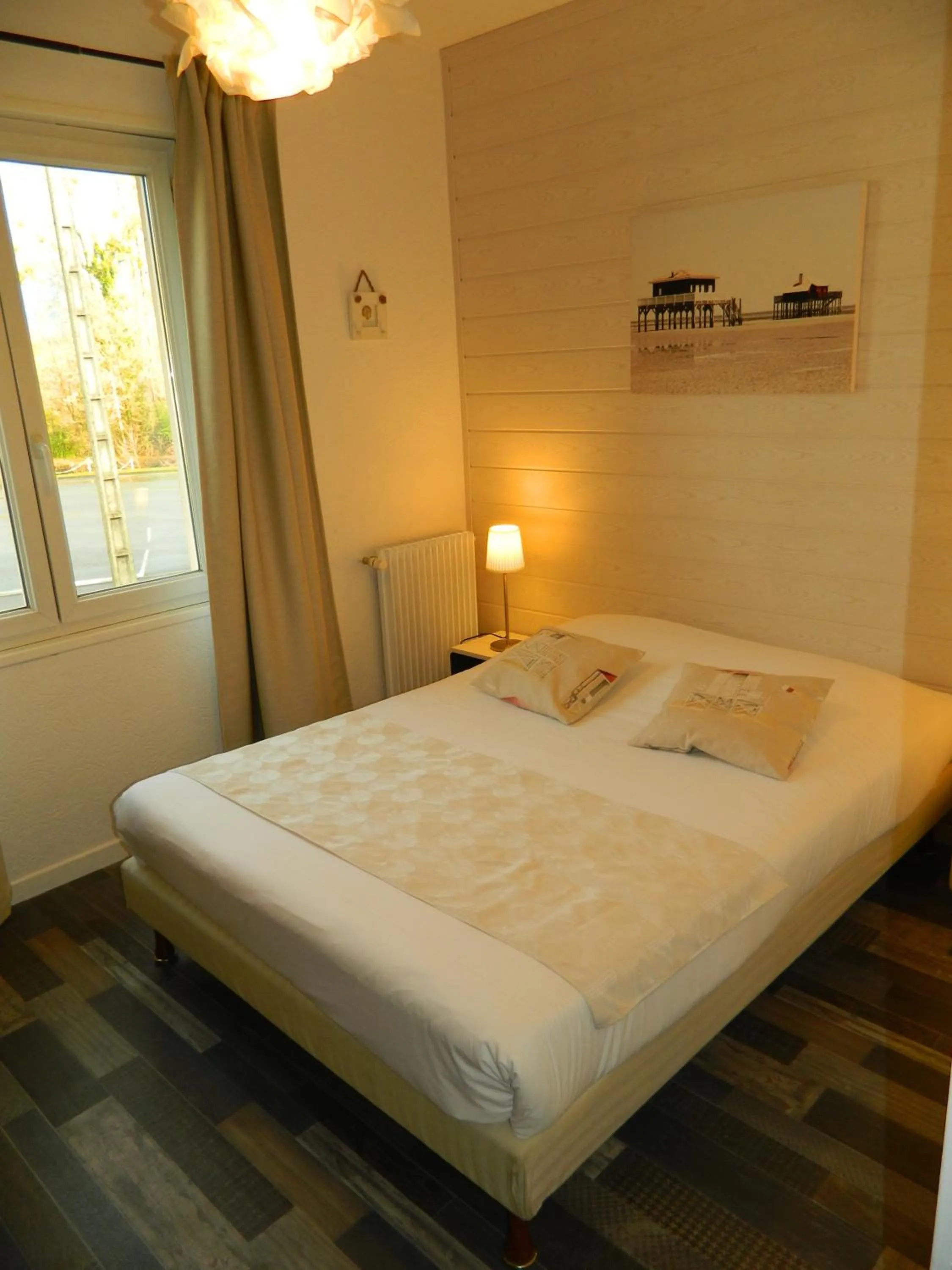 Bed in Logis Hostellerie du Neez