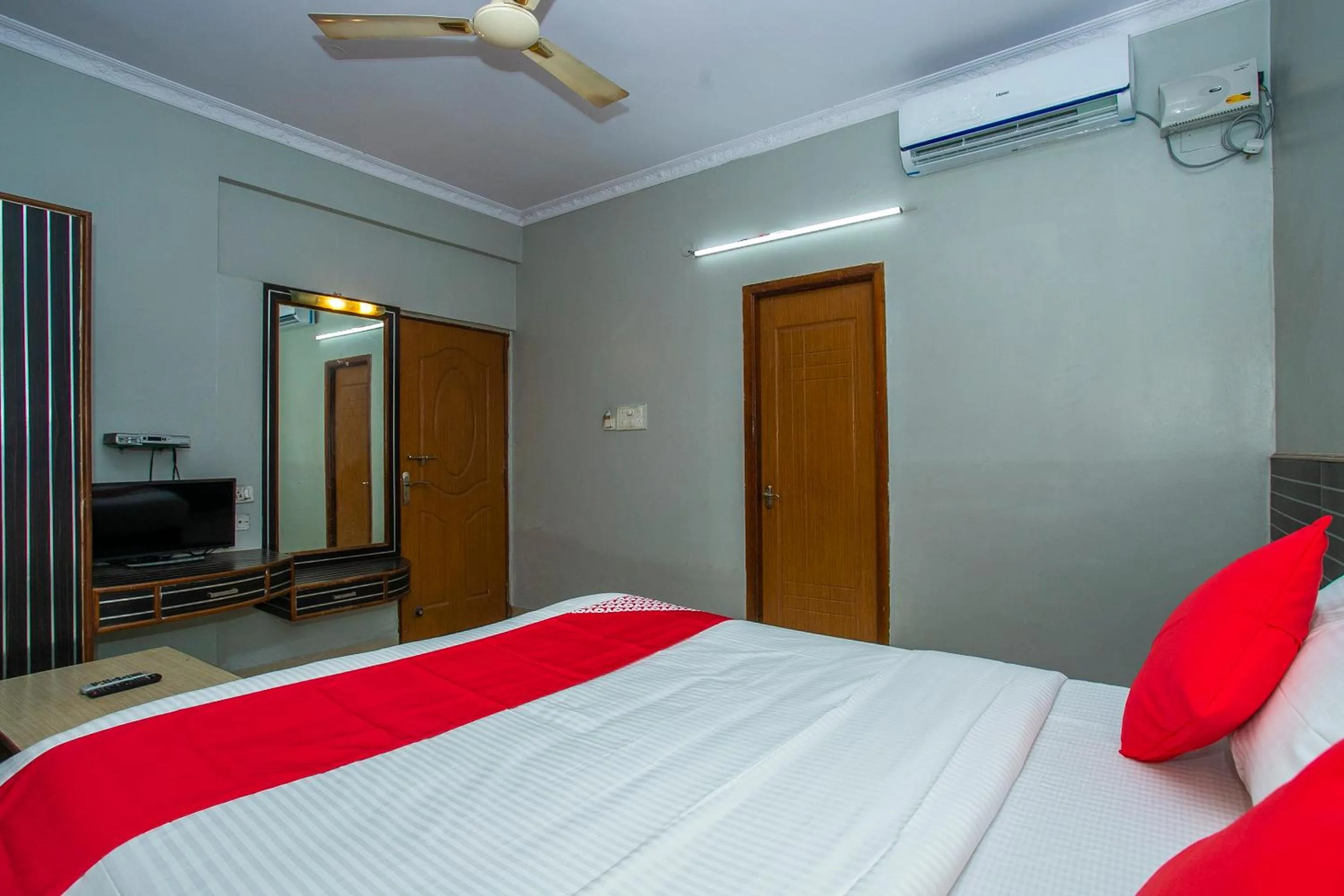 Photo of the whole room, Bed in Hotel O White Fort Near Lalbagh Botanical Garden