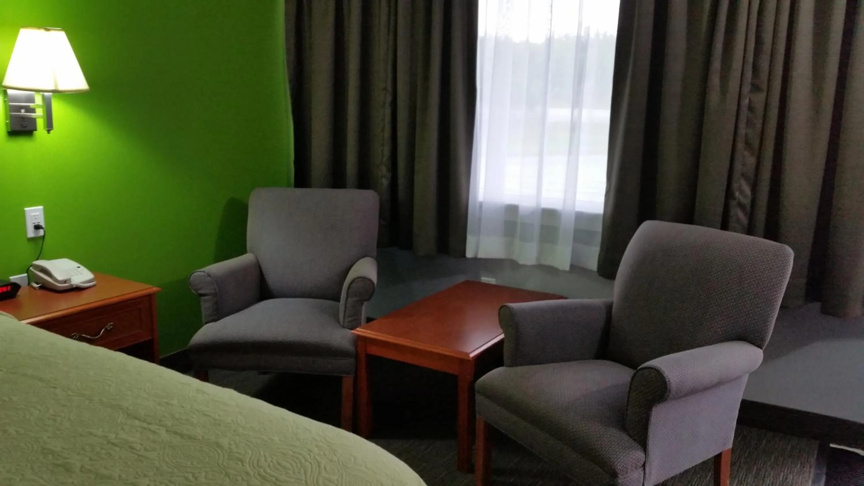 Living room in Nipissing Inn