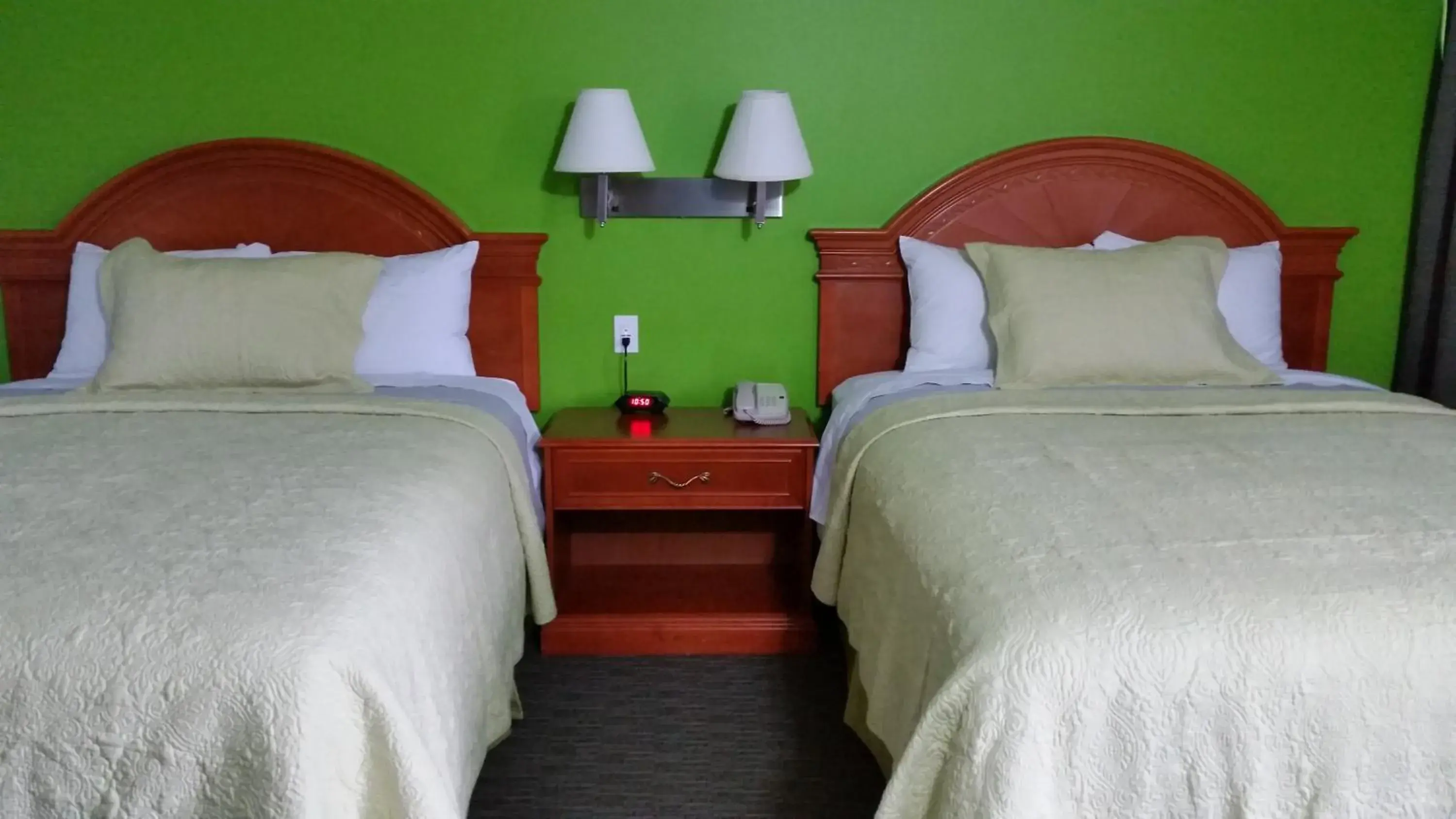 Queen Room with Two Queen Beds in Nipissing Inn Queen Room with Two Queen Beds in Nipissing Inn