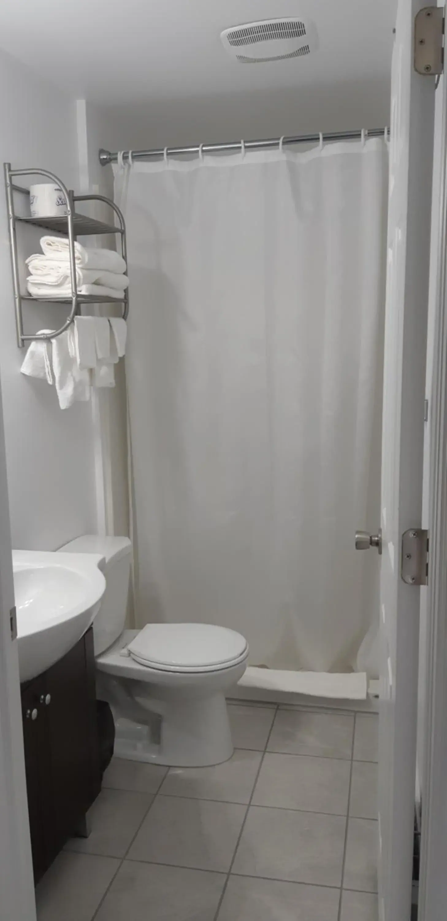 Family Room with Shower in Nipissing Inn Family Room with Shower in Nipissing Inn