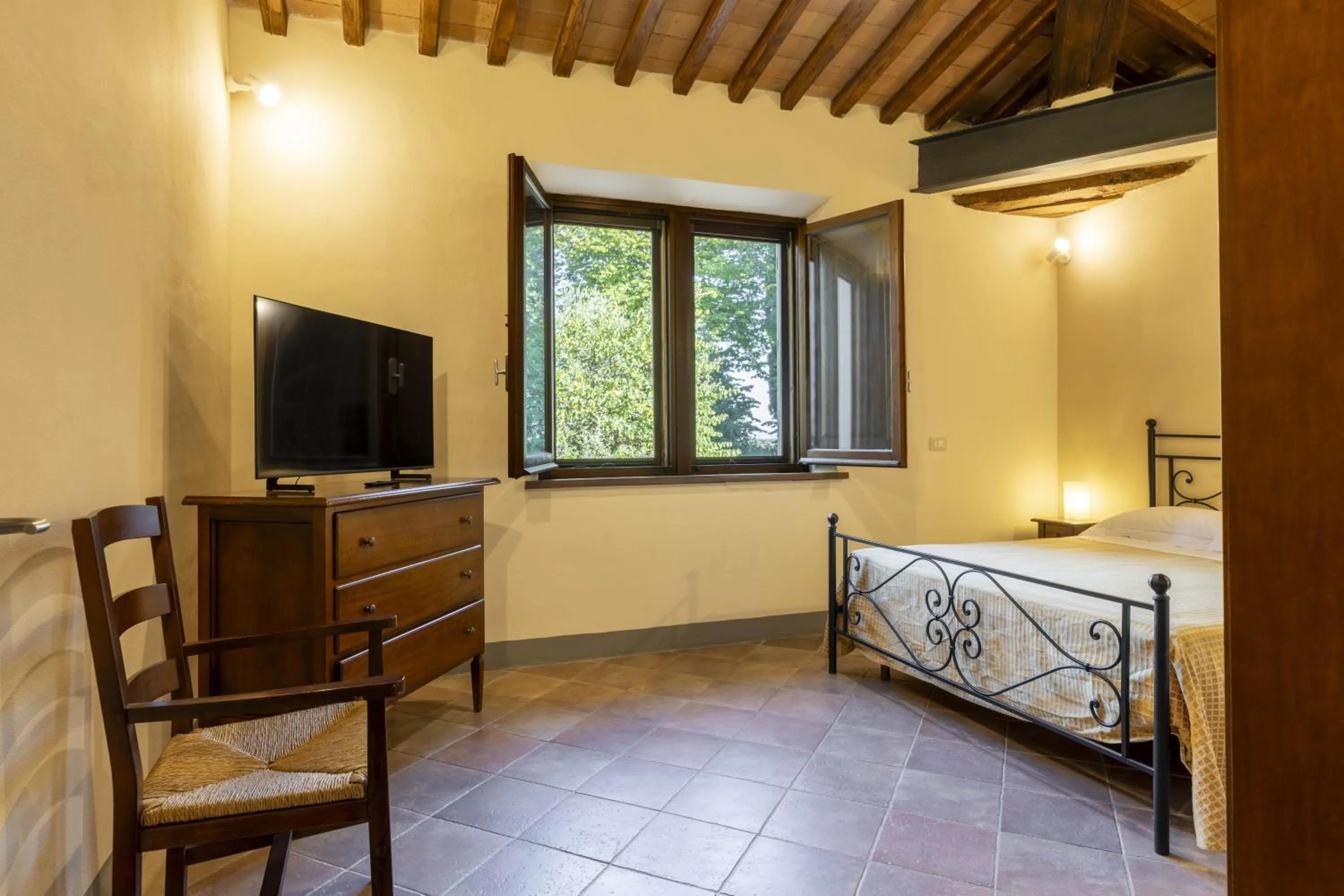 TV and multimedia, Bed in Villa Montarioso
