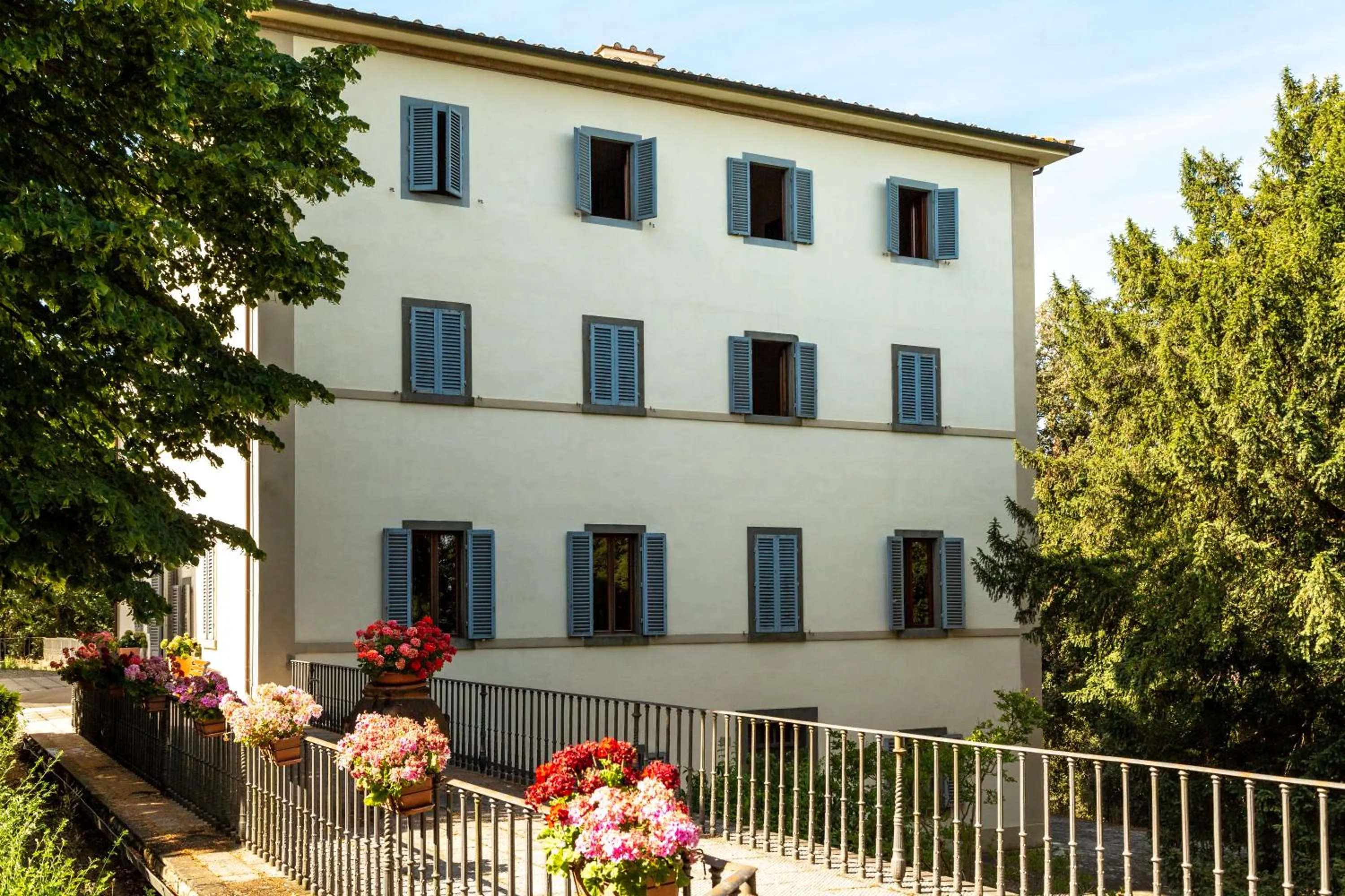Facade/entrance in Villa Montarioso