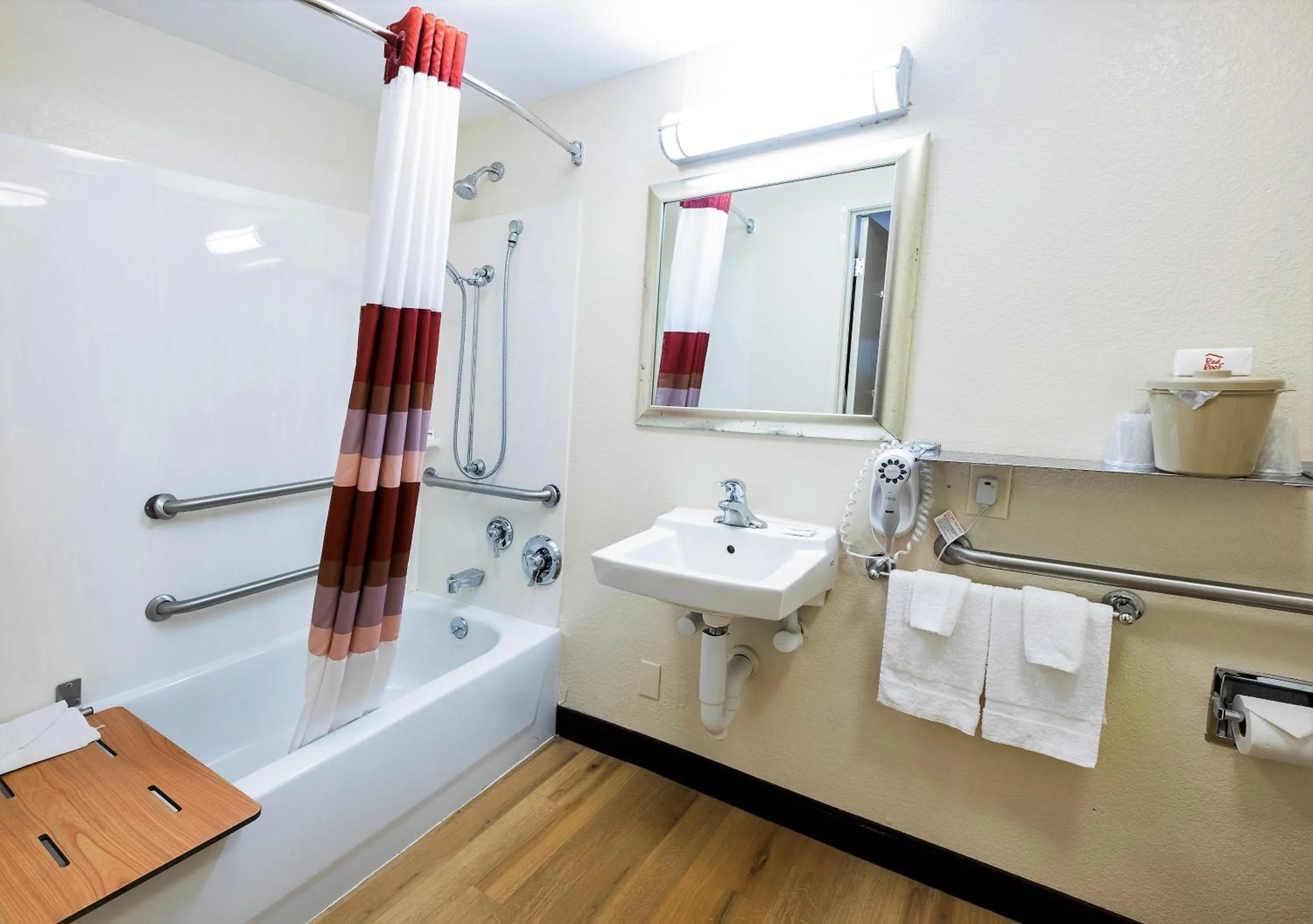 Bathroom in Red Roof Inn St Clairsville - Wheeling West